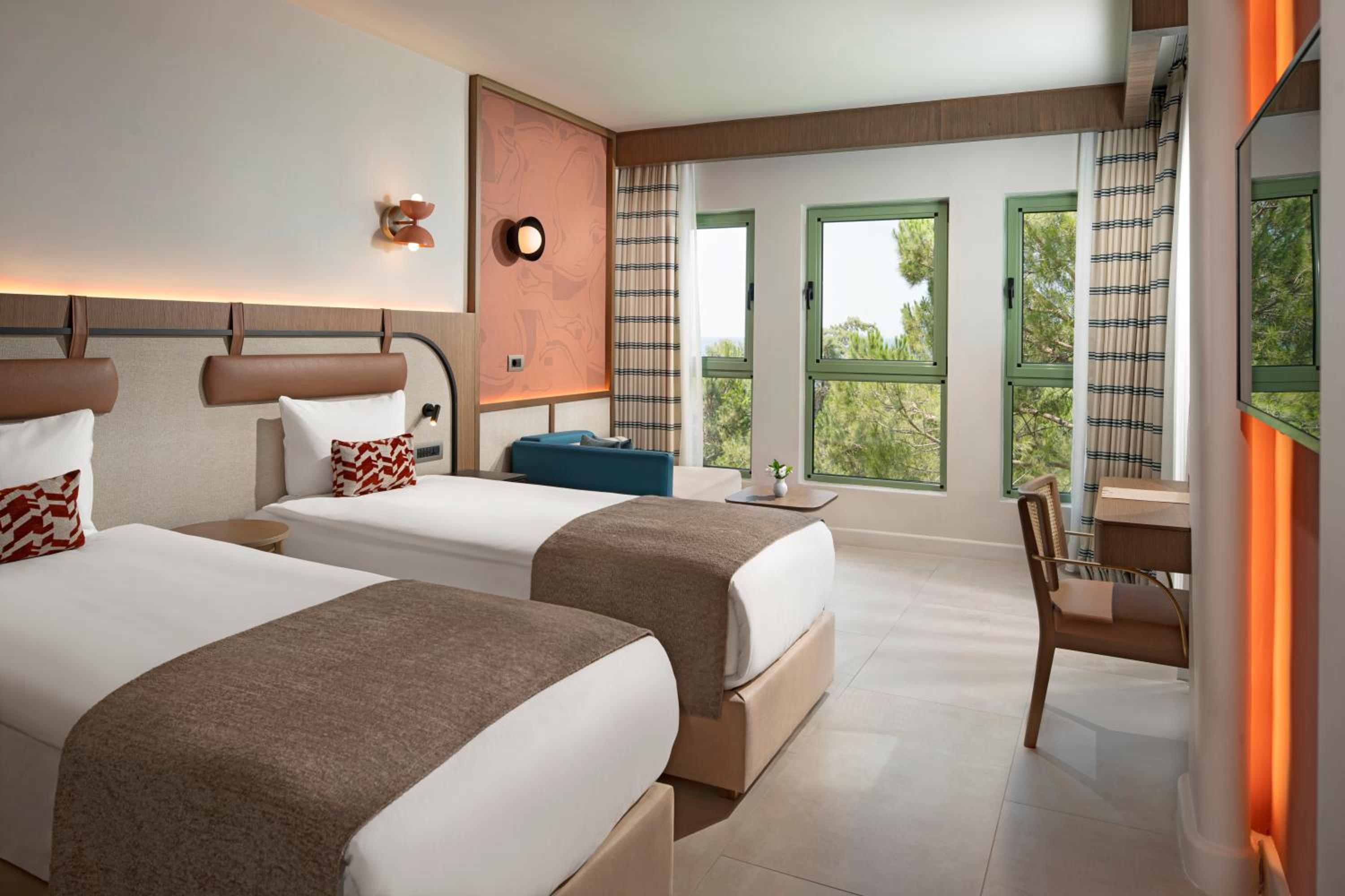 Deluxe Family Room Land Side