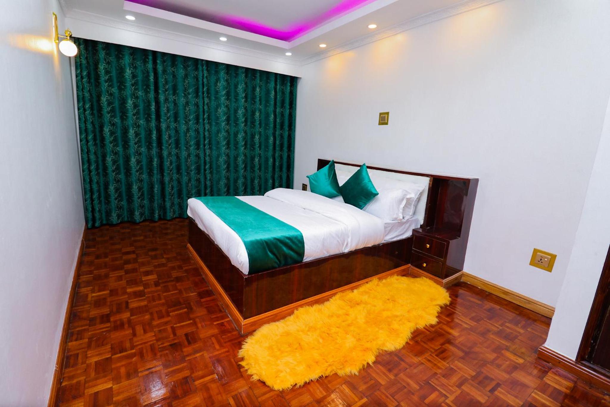 Five-Bedroom House photo 3