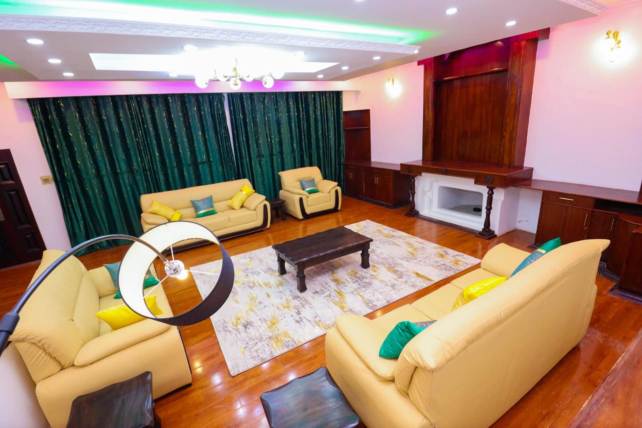 Five-Bedroom House photo 1