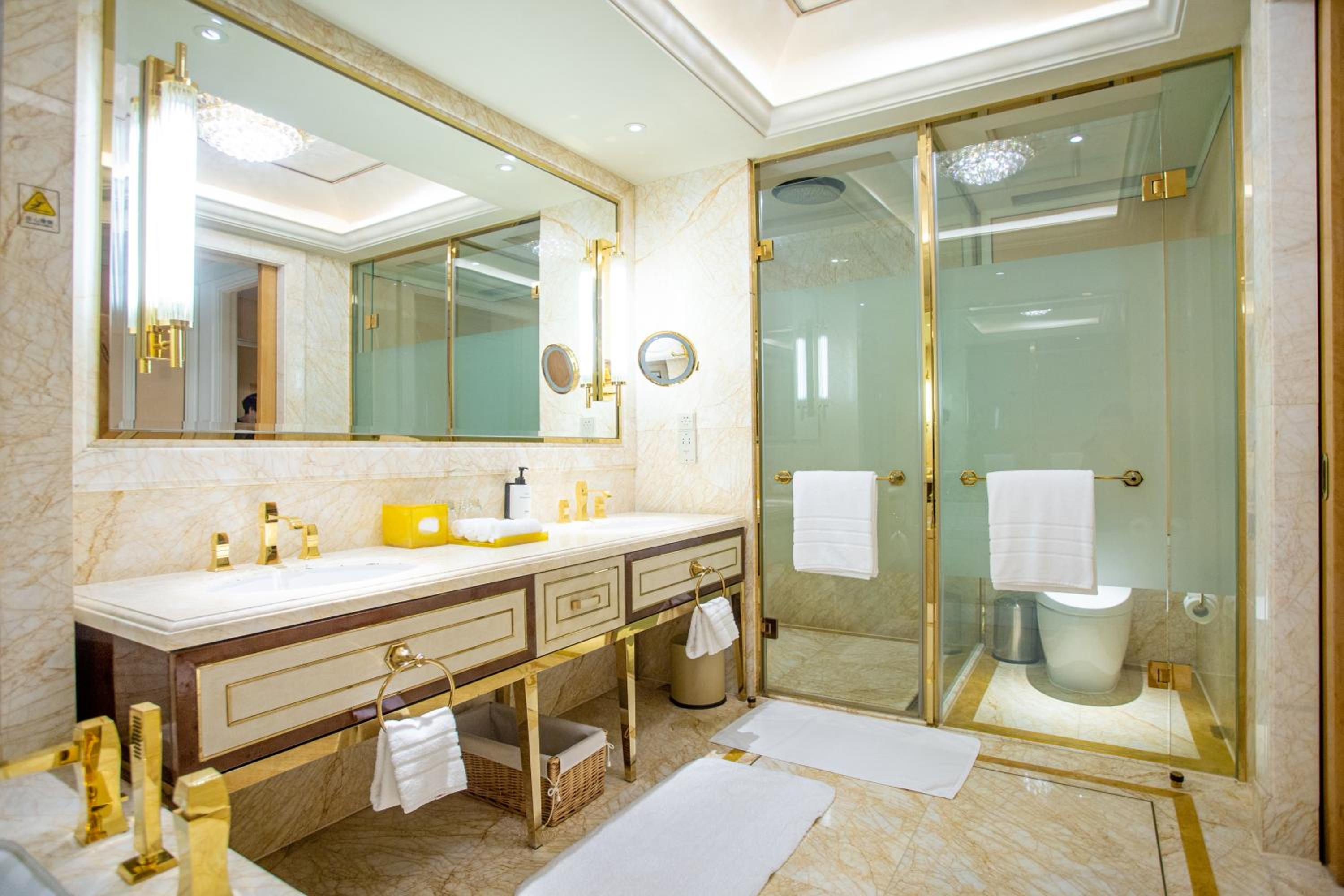 Deluxe Double Room with Two Double Beds - Photo 4