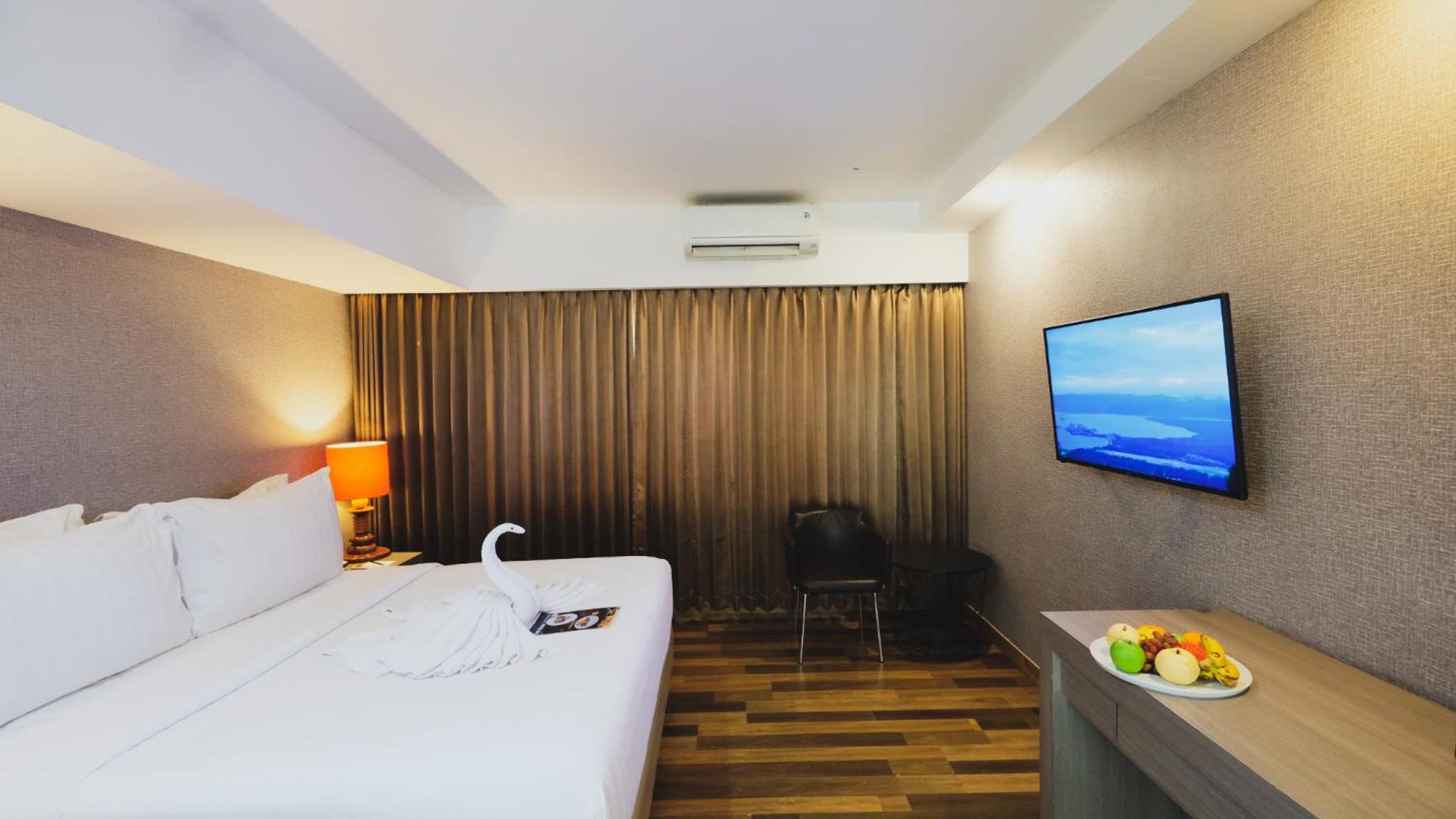 Deluxe King Room - Photo 1
