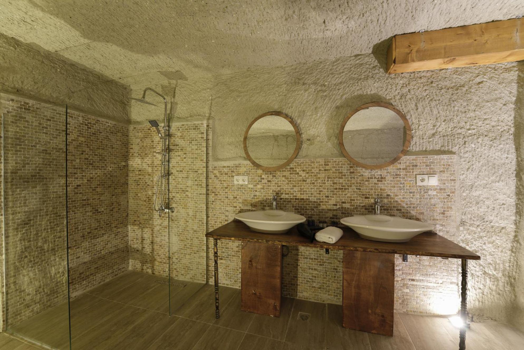 Deluxe Room - Photo 17