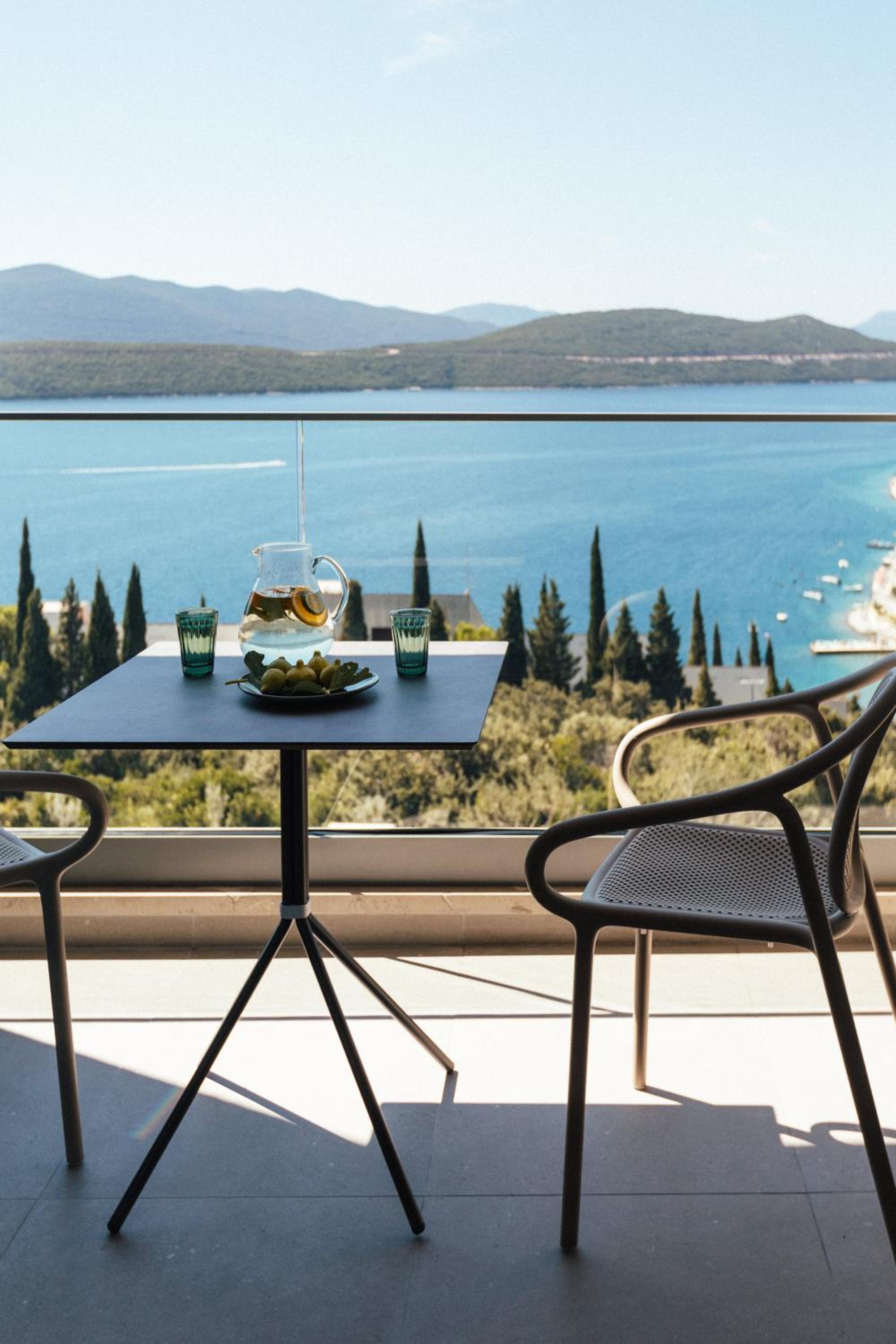 Deluxe Double Room with Balcony and Sea View