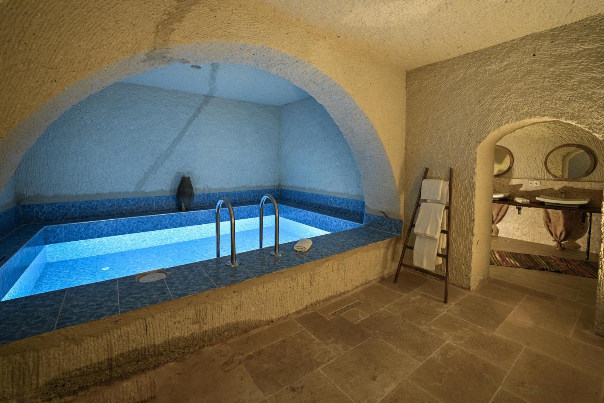 Junior Suite with Private Pool - Photo 7