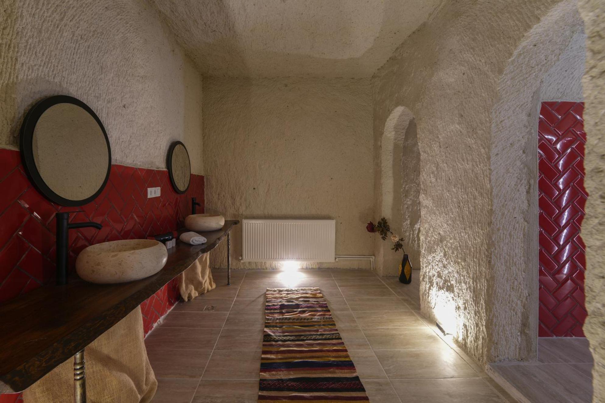 King Suite with Spa Bath - Photo 4