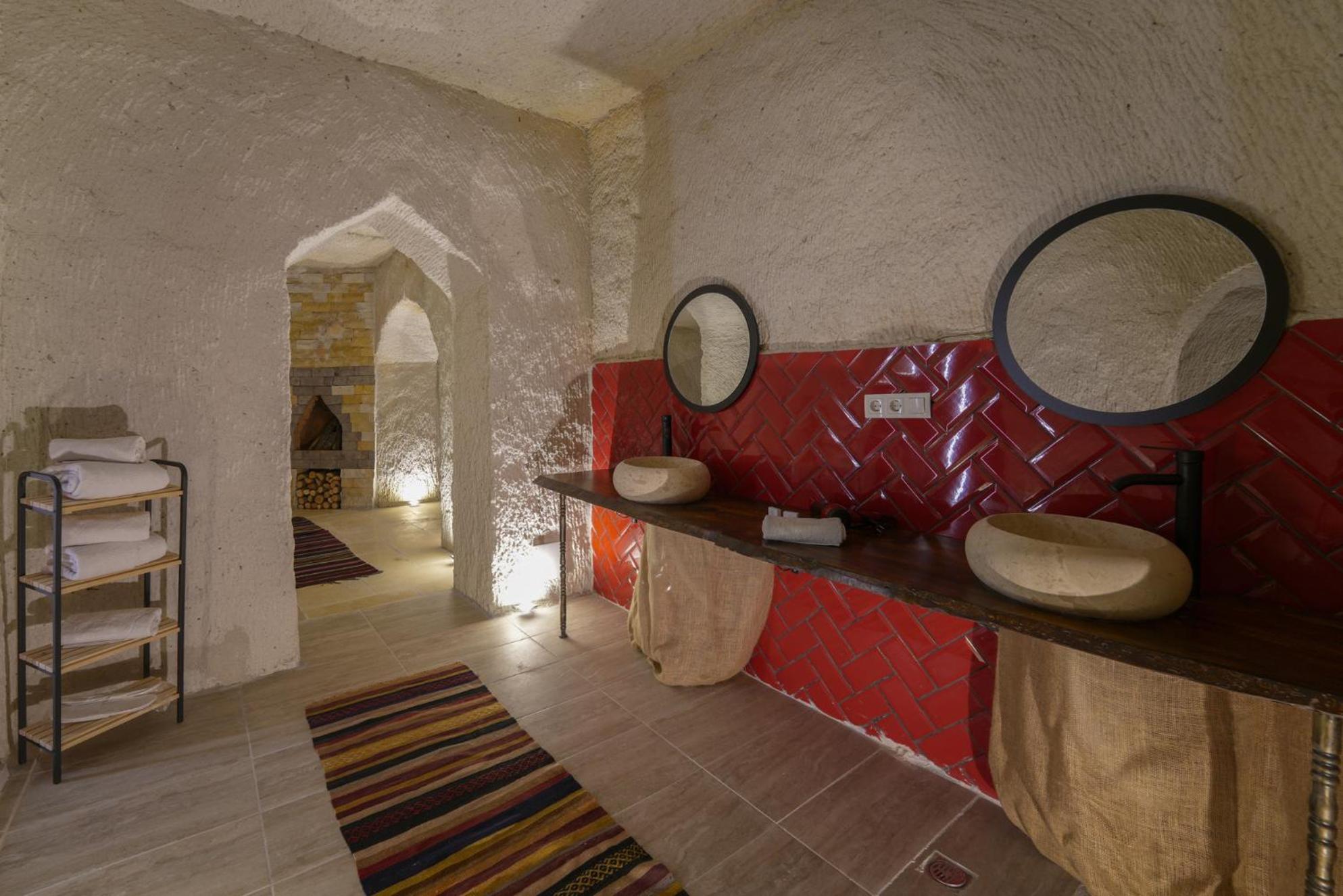 King Suite with Spa Bath - Photo 6
