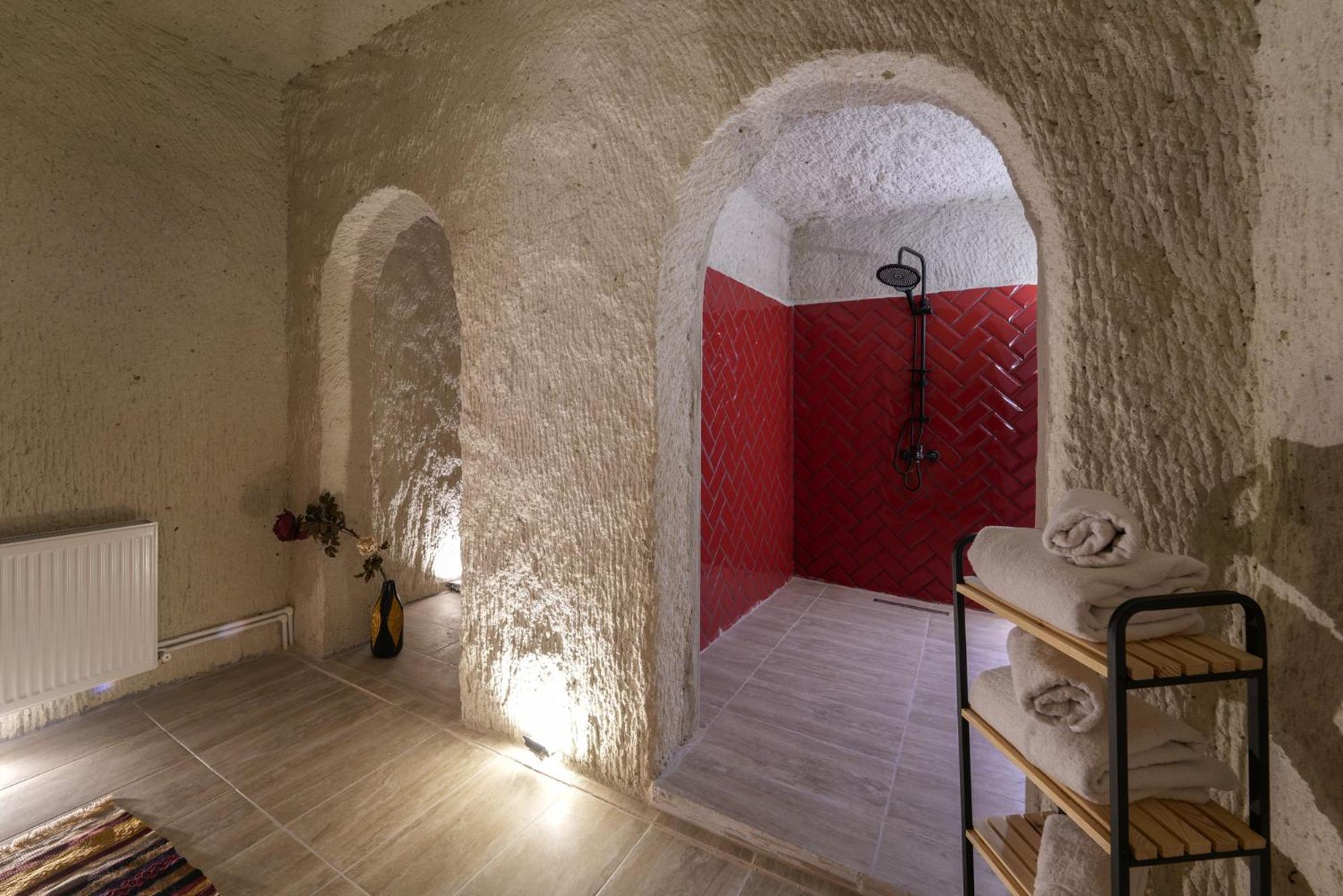 King Suite with Spa Bath - Photo 3
