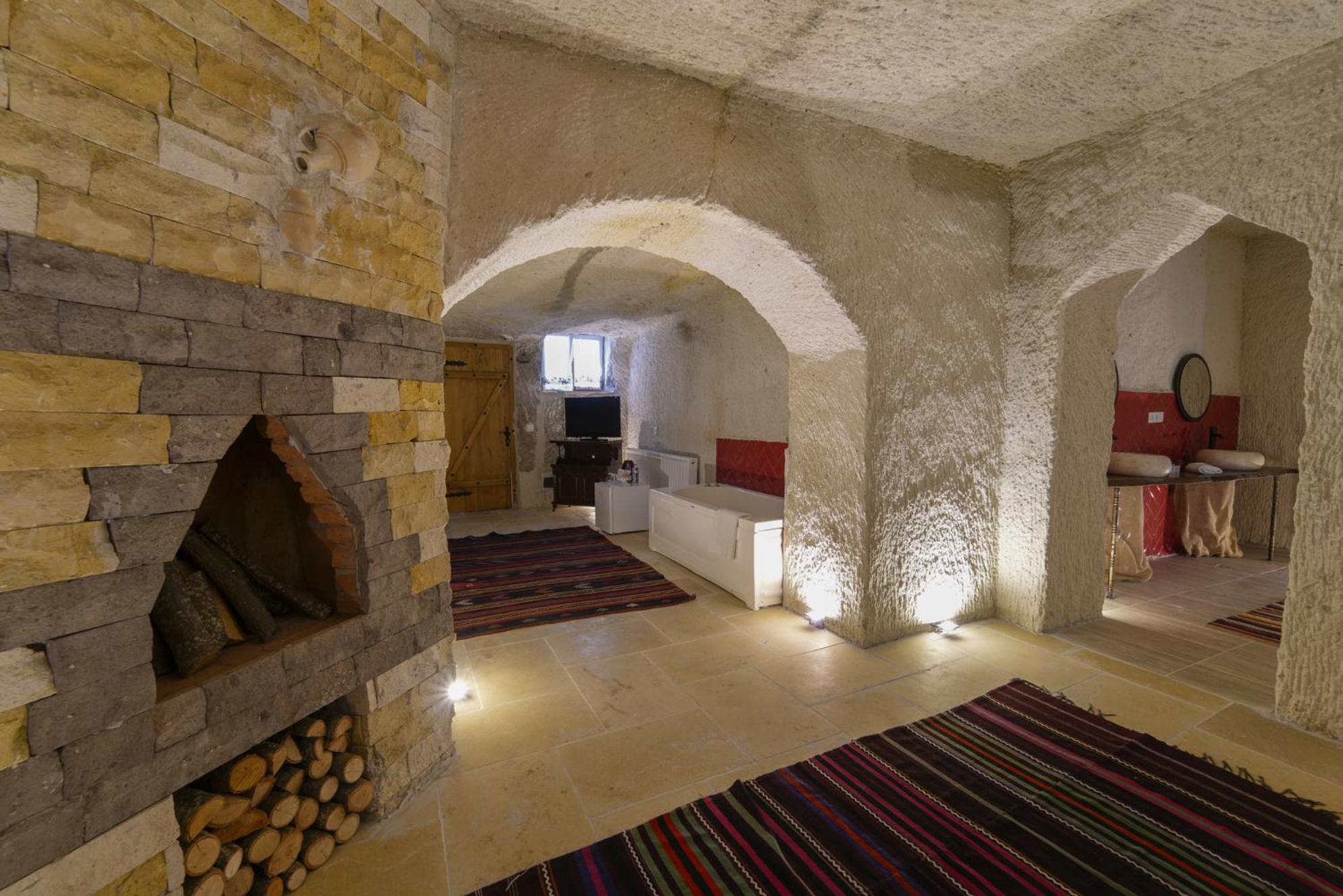 King Suite with Spa Bath - Photo 8