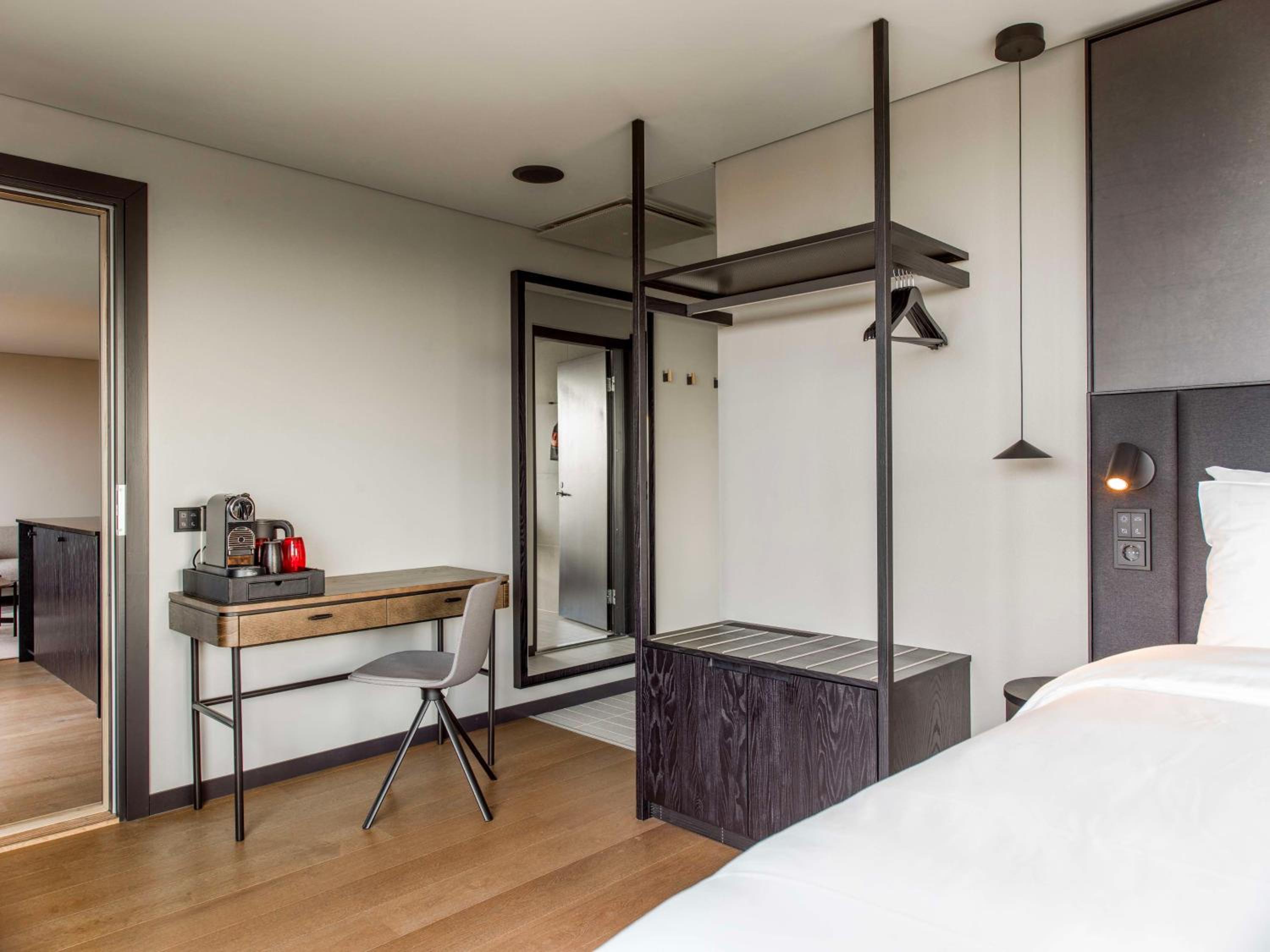 One-Bedroom Suite - Photo 11