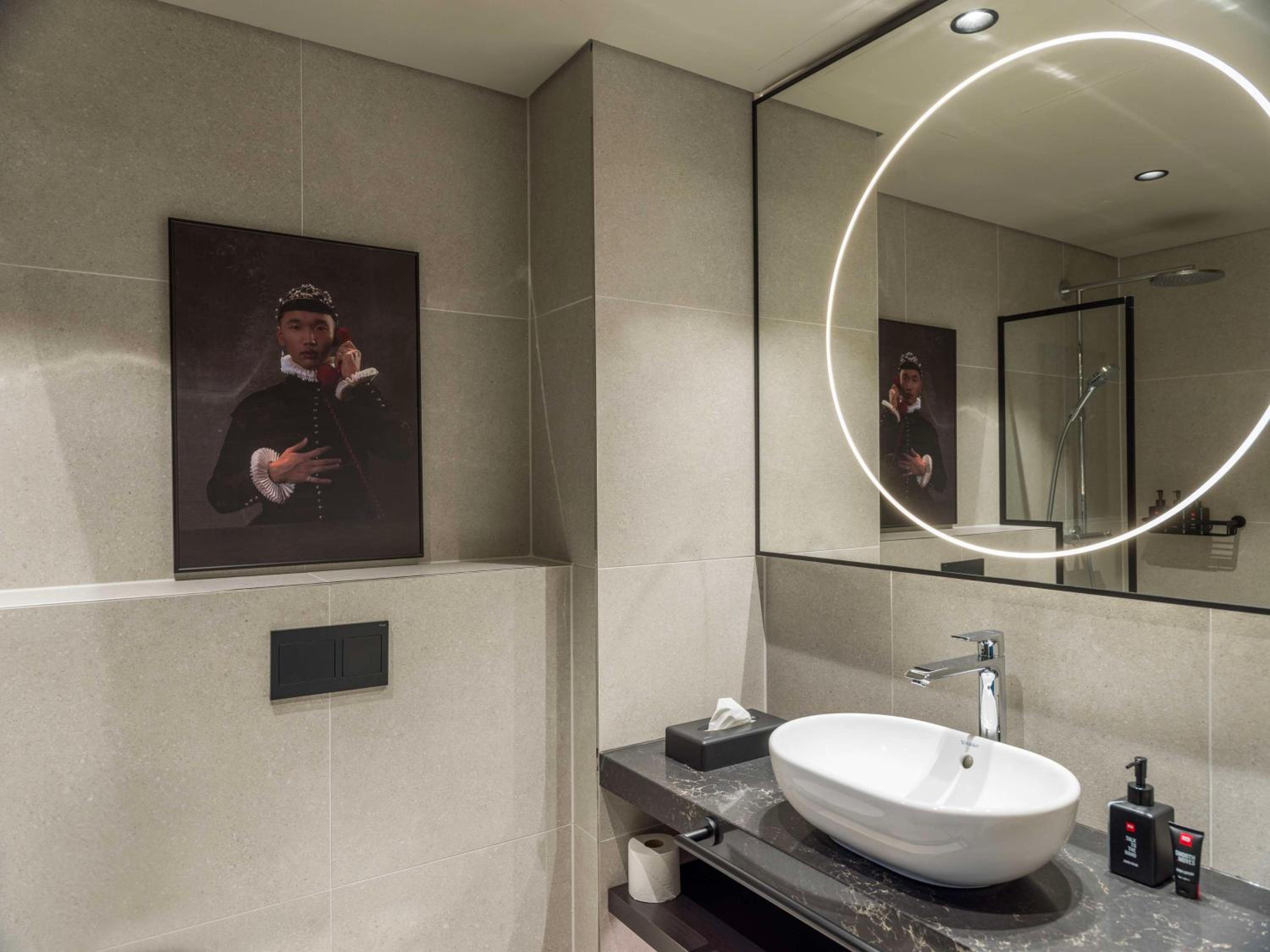 One-Bedroom Suite - Photo 7
