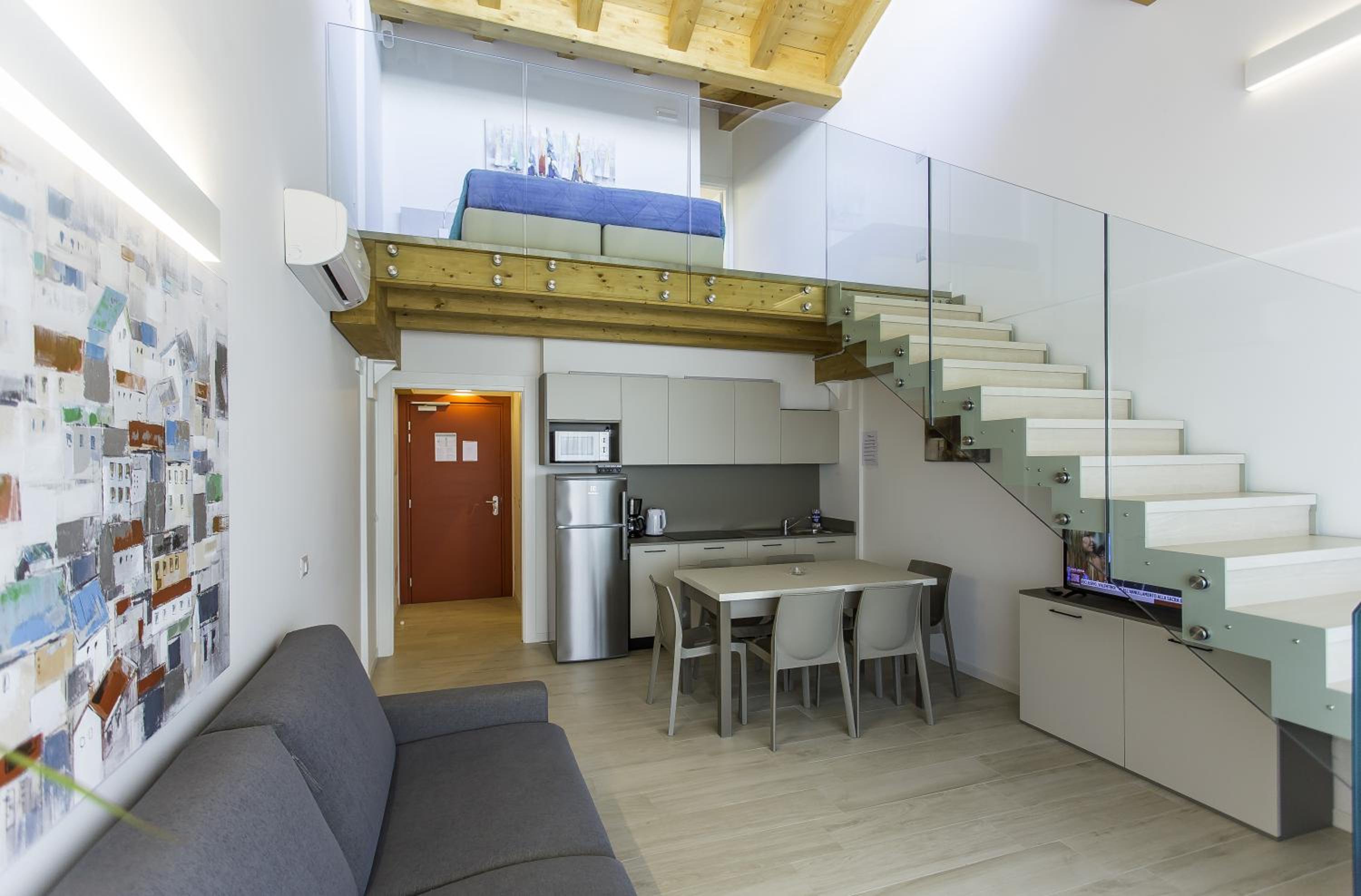 Apartment - Split Level - Photo 1