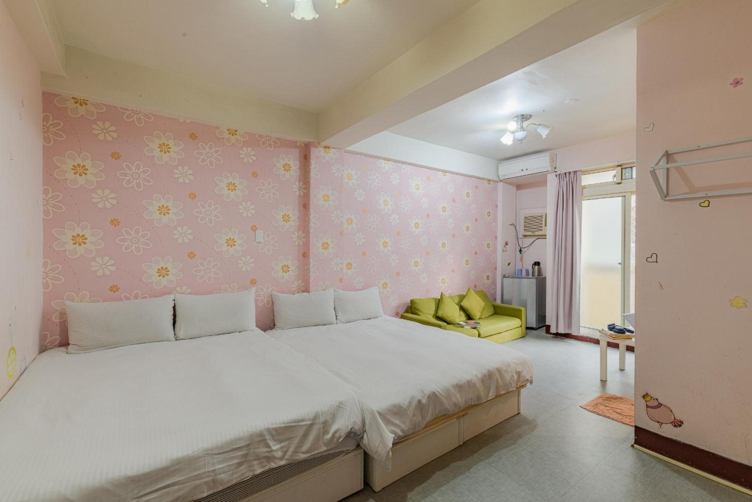 Quadruple Room with Balcony - Photo 4