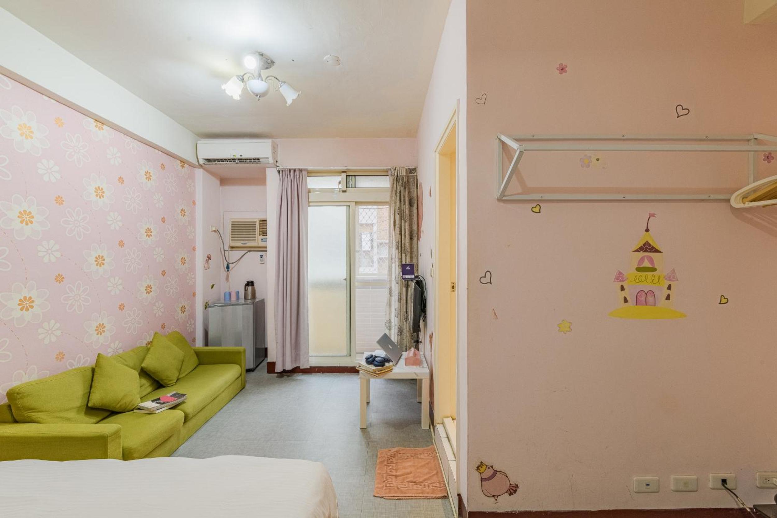 Quadruple Room with Balcony - Photo 3