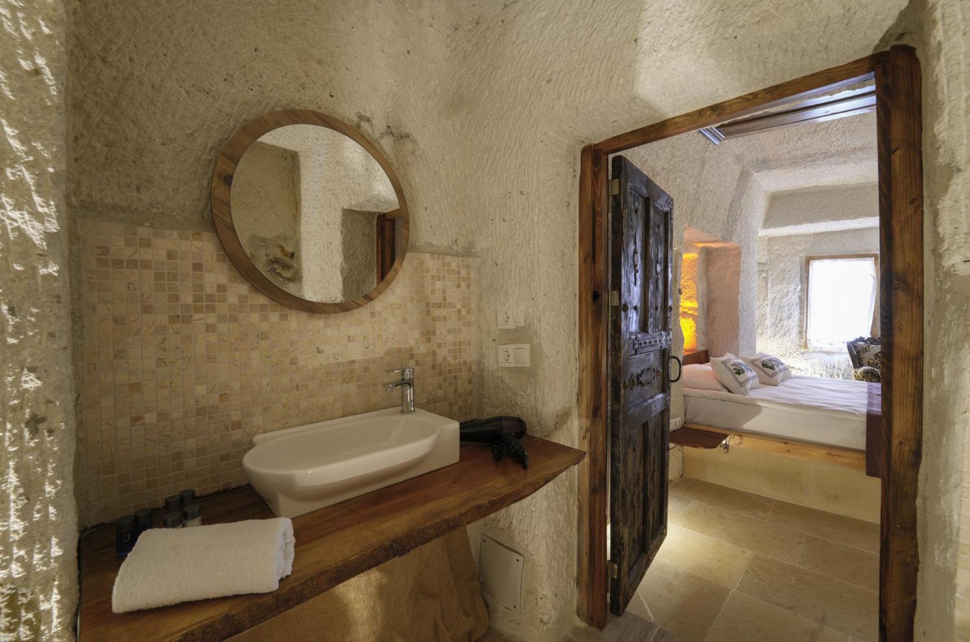 Standard Double Room - Photo 11