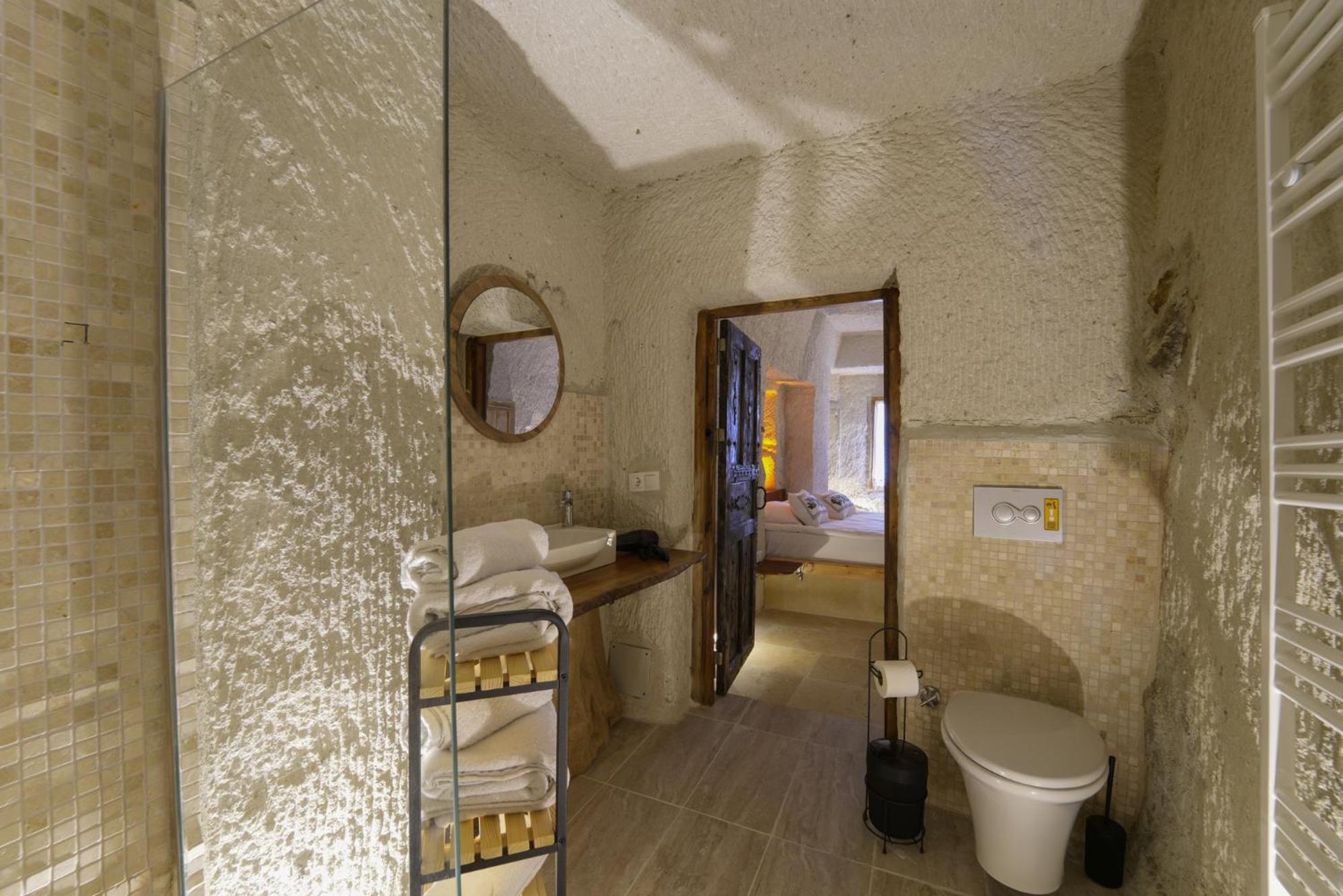 Standard Double Room - Photo 13