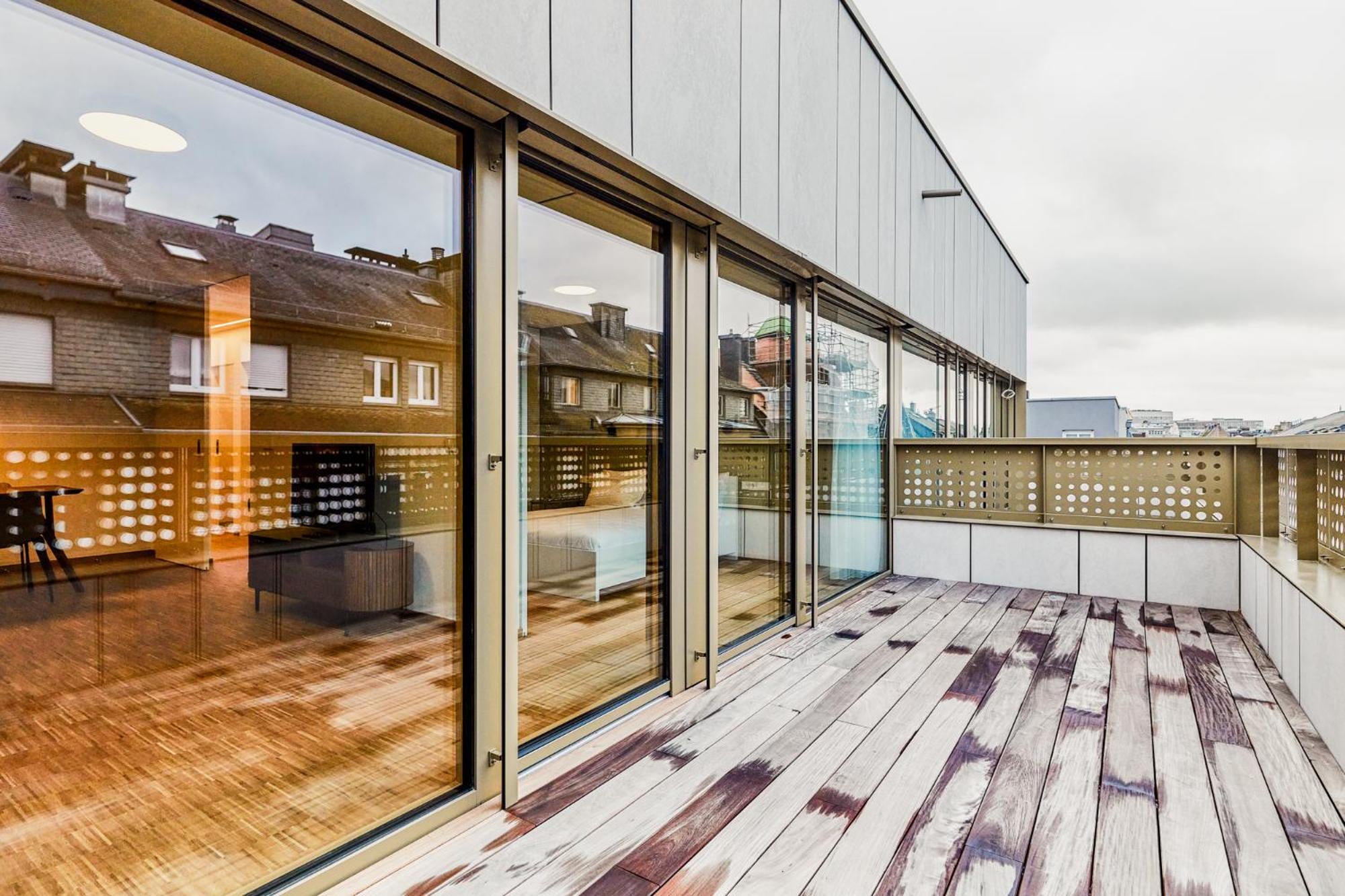 Apartment with Balcony - Photo 4