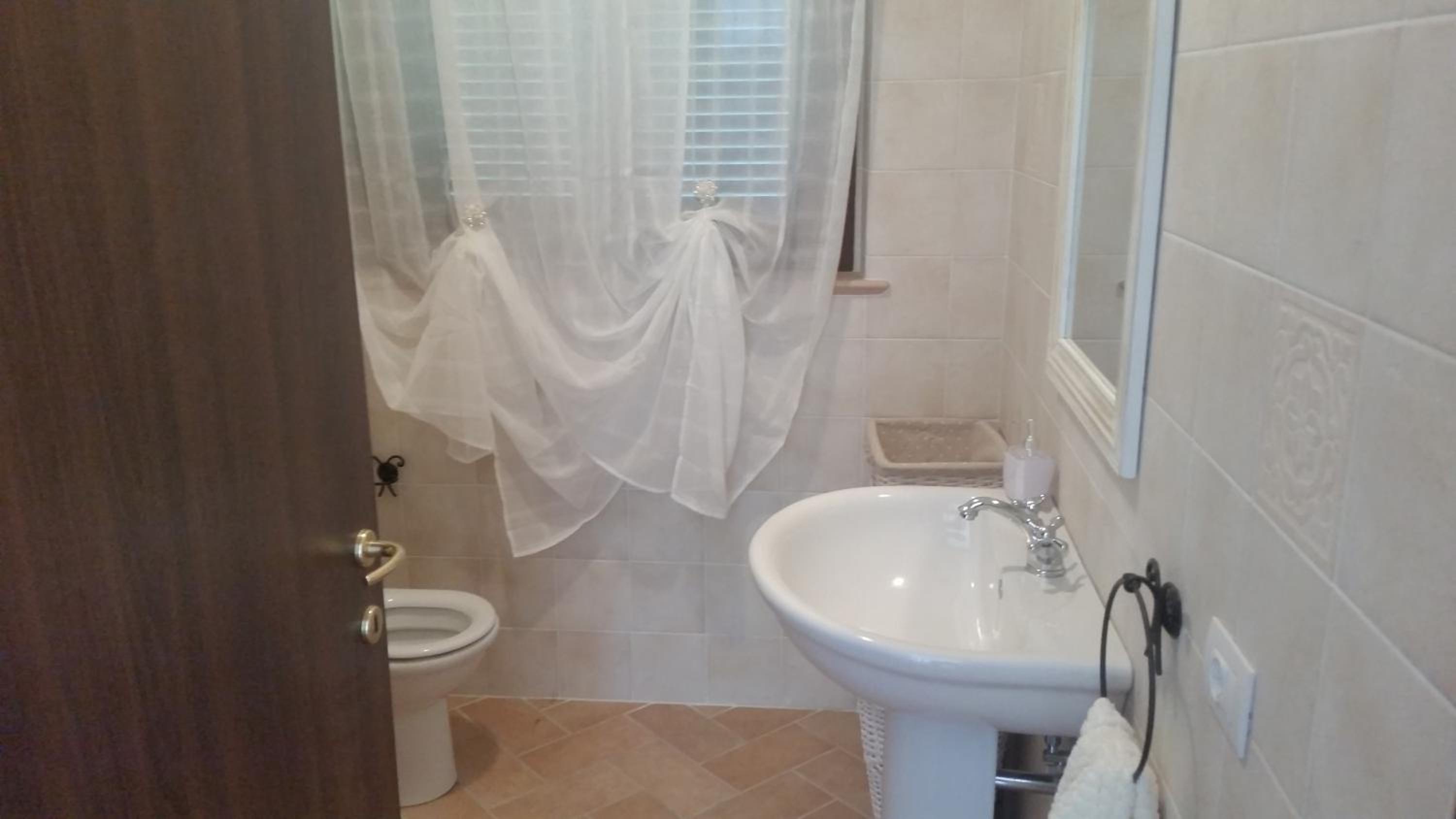 Double Room - Photo 5
