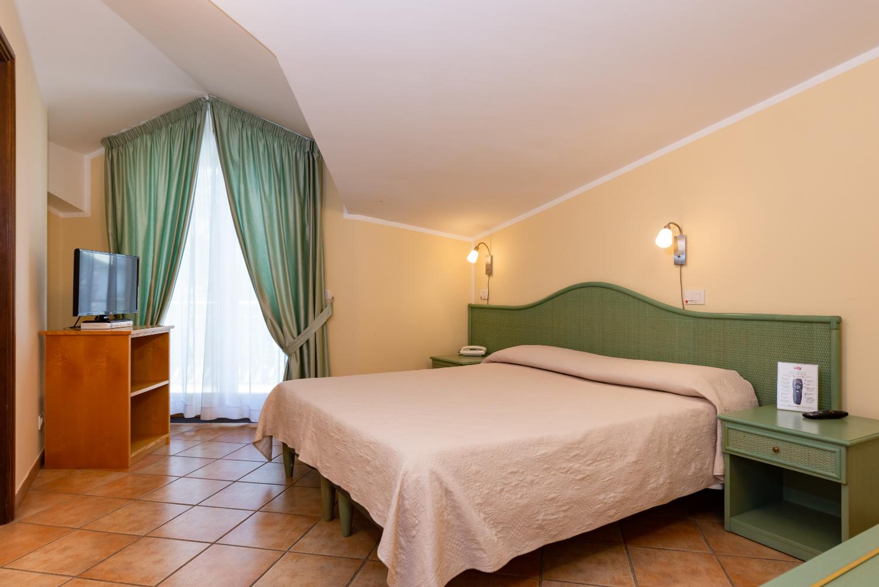 Quadruple Junior Suite with Balcony - Photo 1