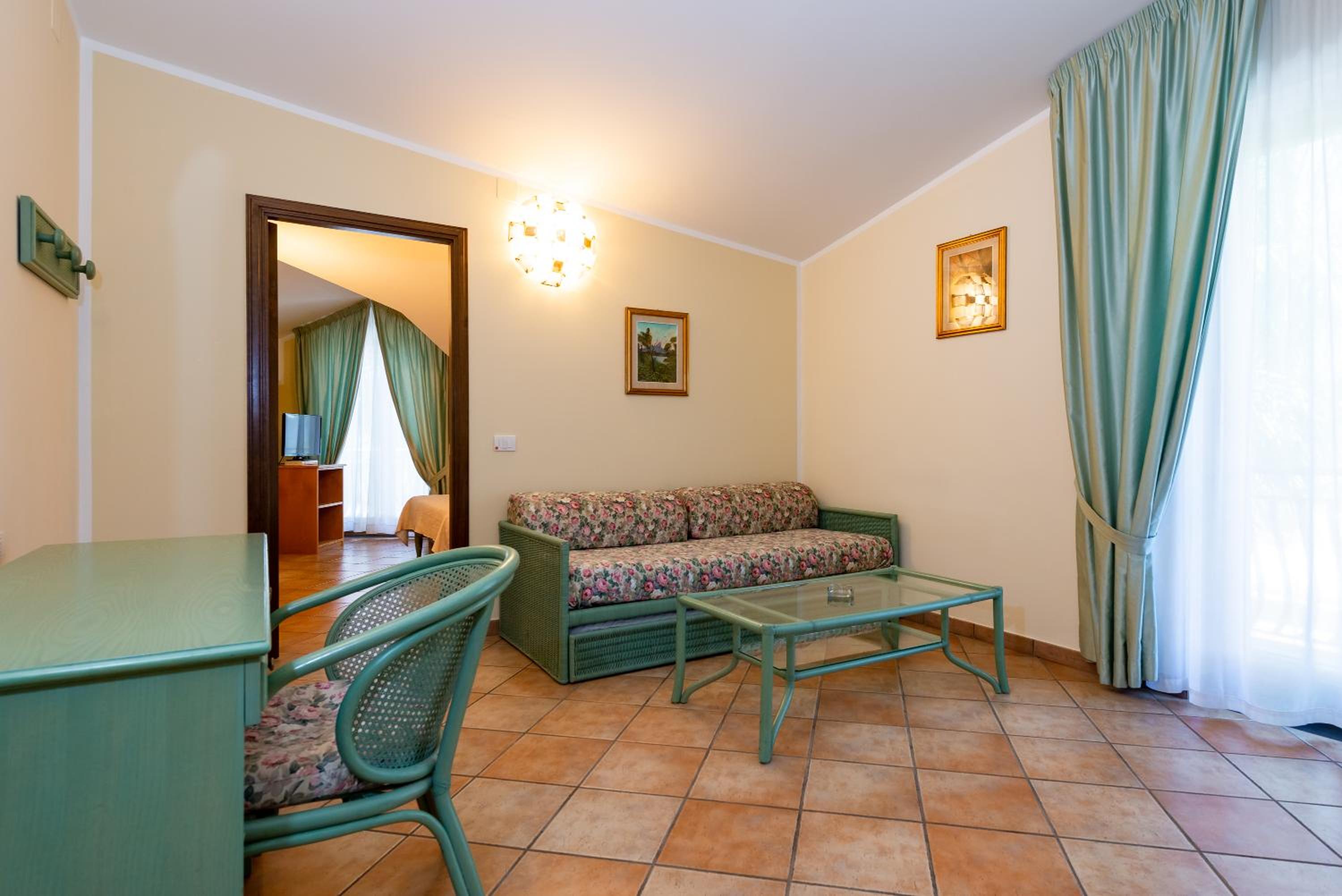 Quadruple Junior Suite with Balcony - Photo 3