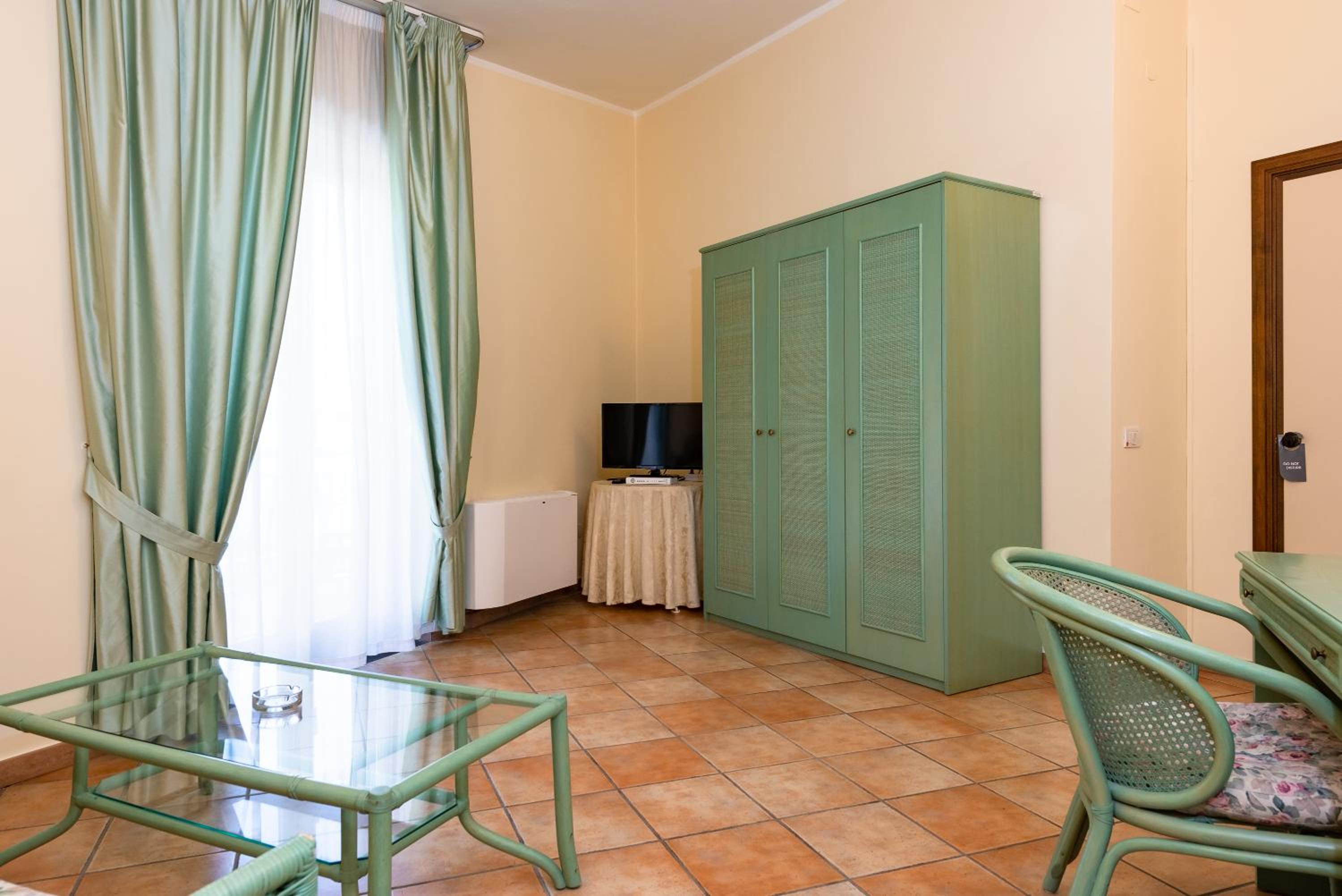 Quadruple Junior Suite with Balcony - Photo 5