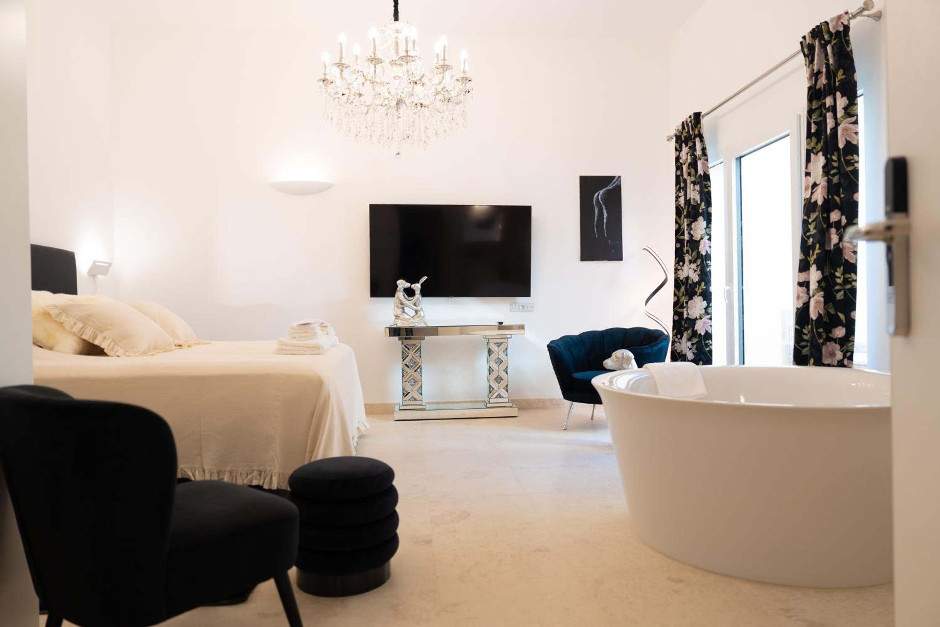 Deluxe Double Room with Bath - Photo 12