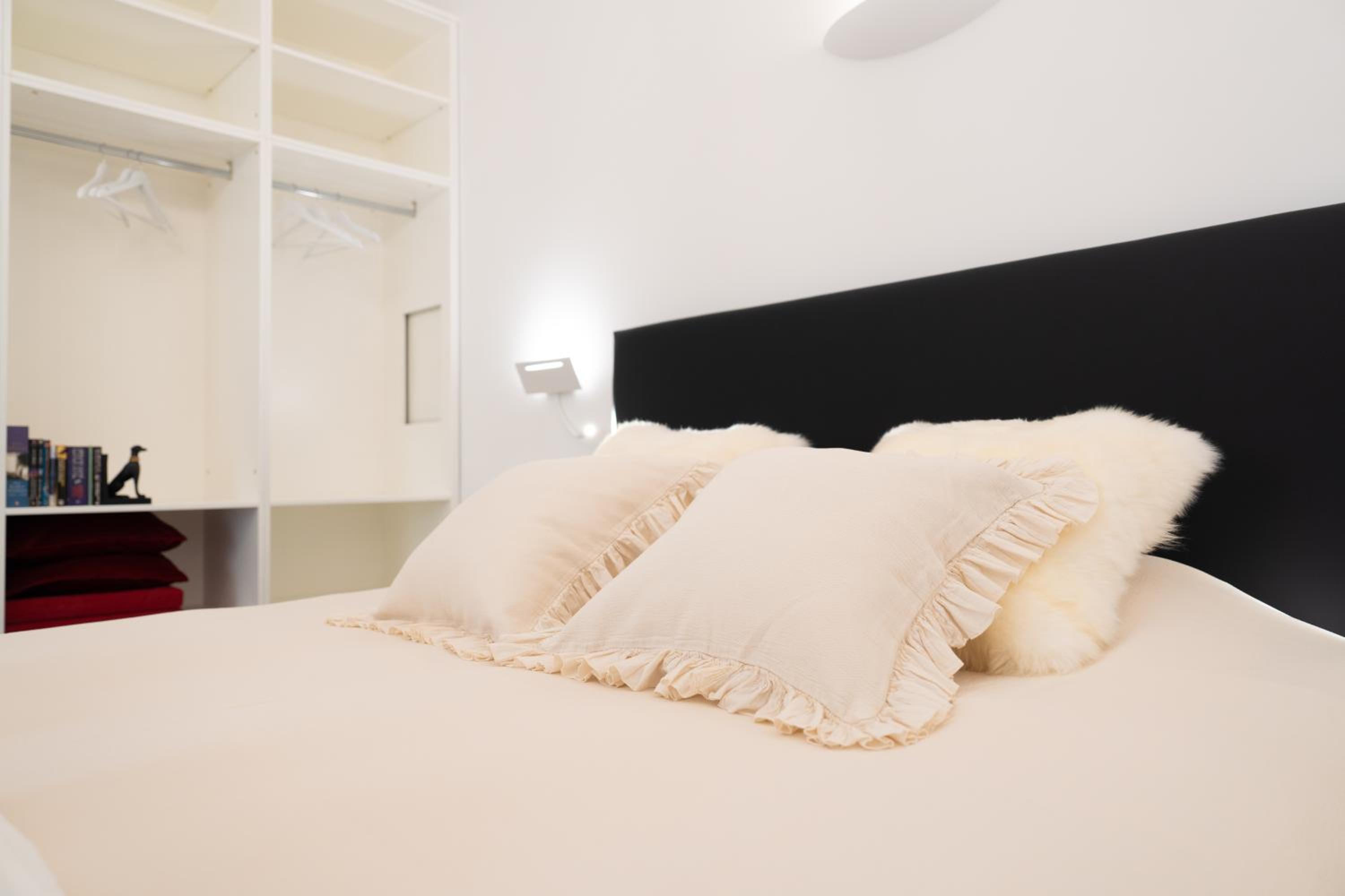 Deluxe Double Room with Bath - Photo 11