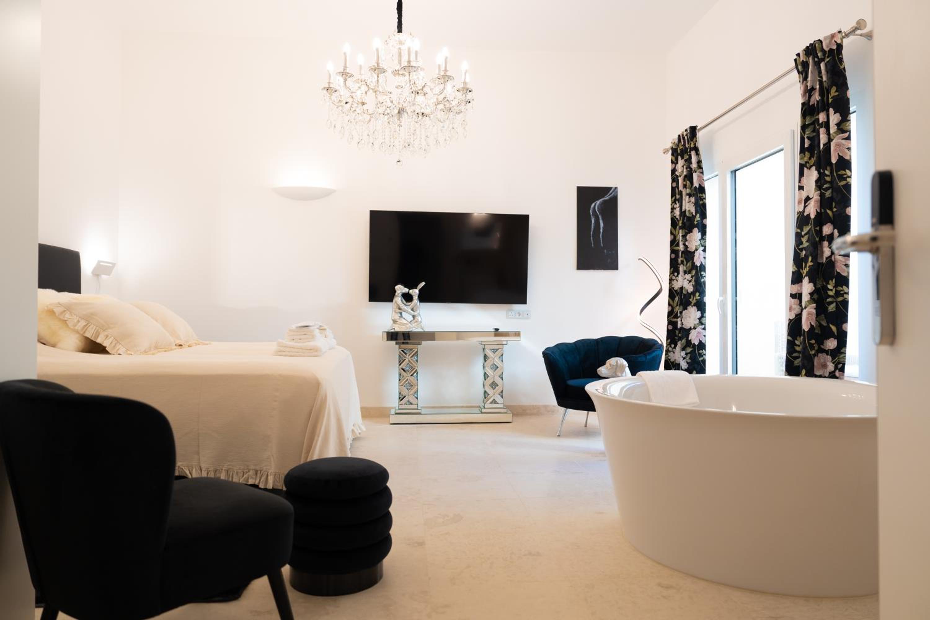 Deluxe Double Room with Bath - Photo 8