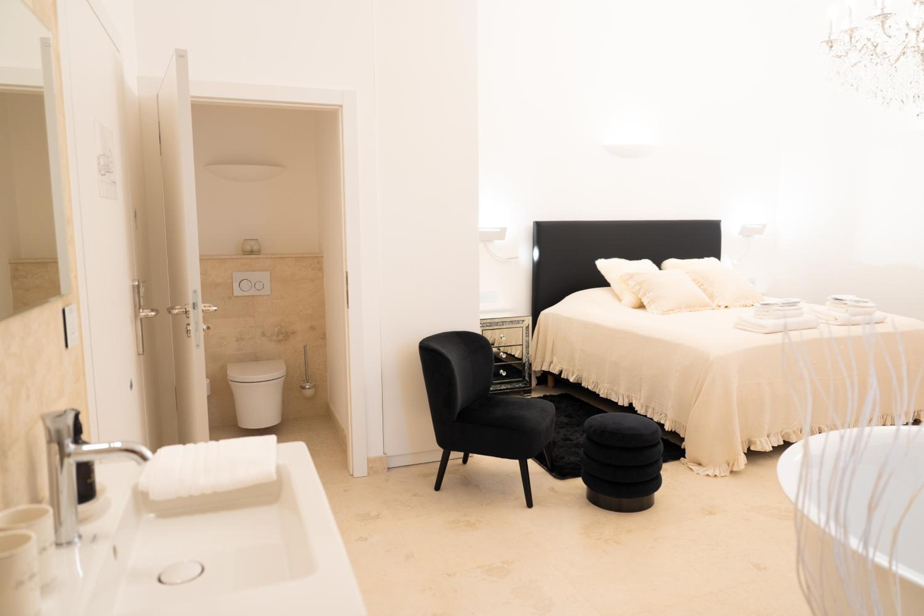 Deluxe Double Room with Bath - Photo 9