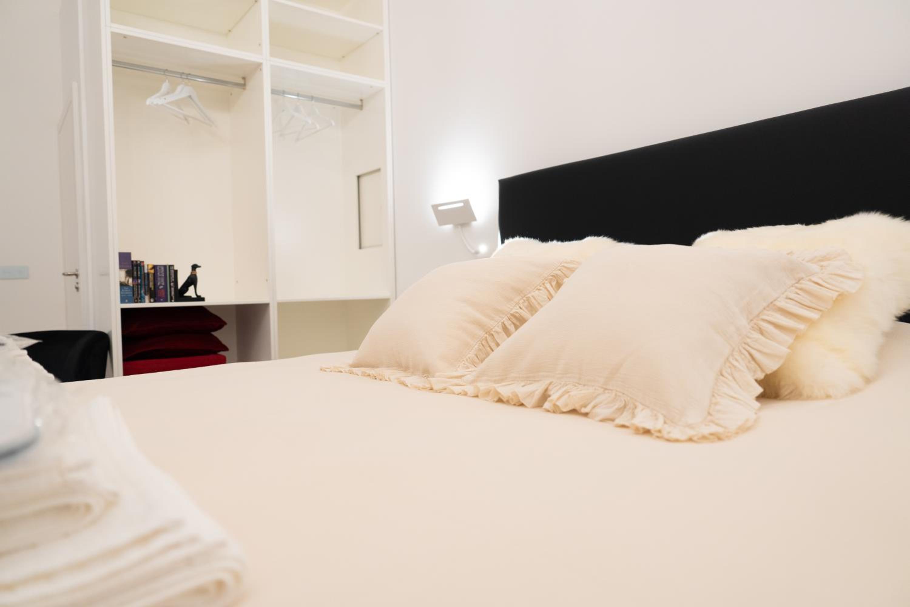 Deluxe Double Room with Bath - Photo 21