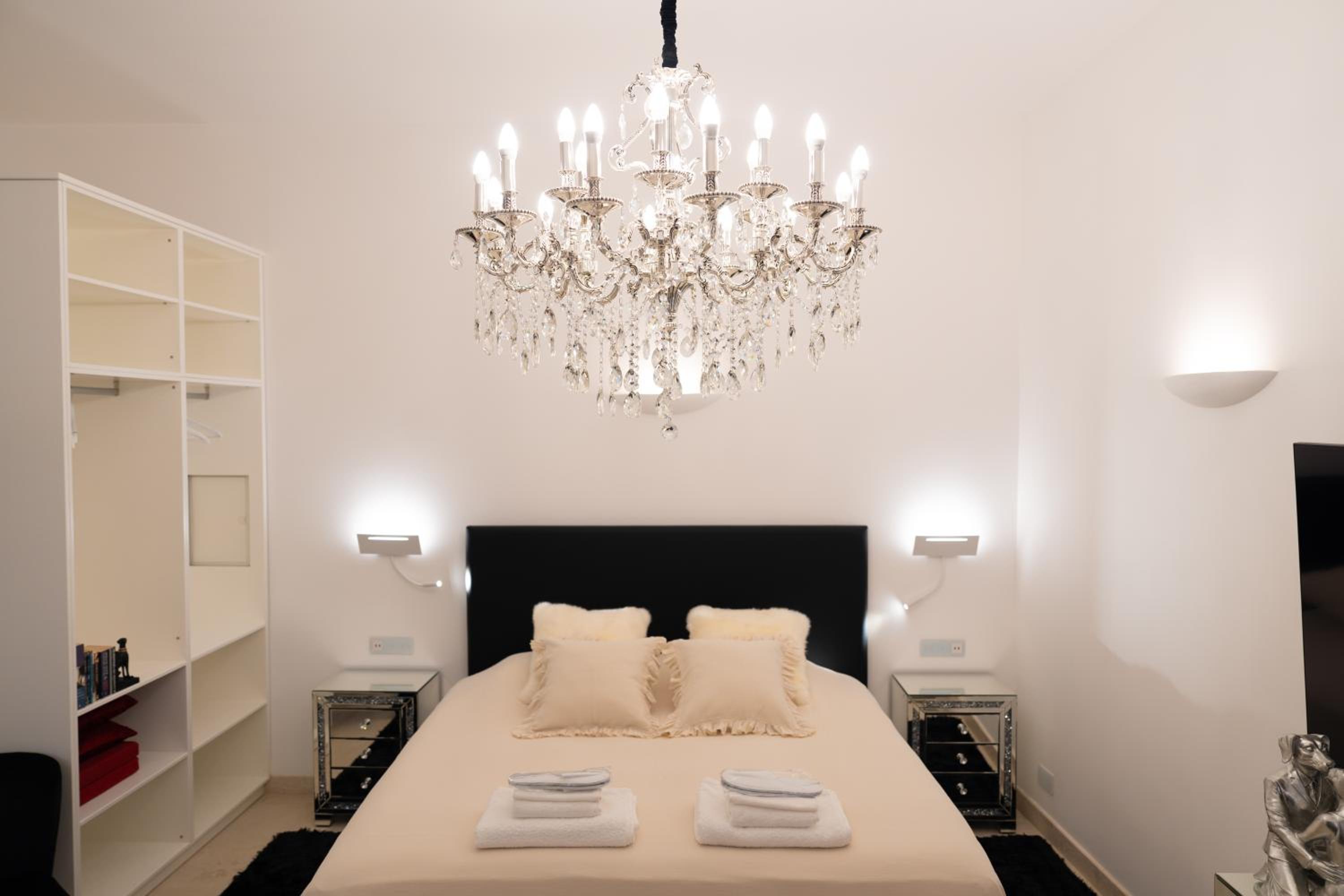 Deluxe Double Room with Bath - Photo 20