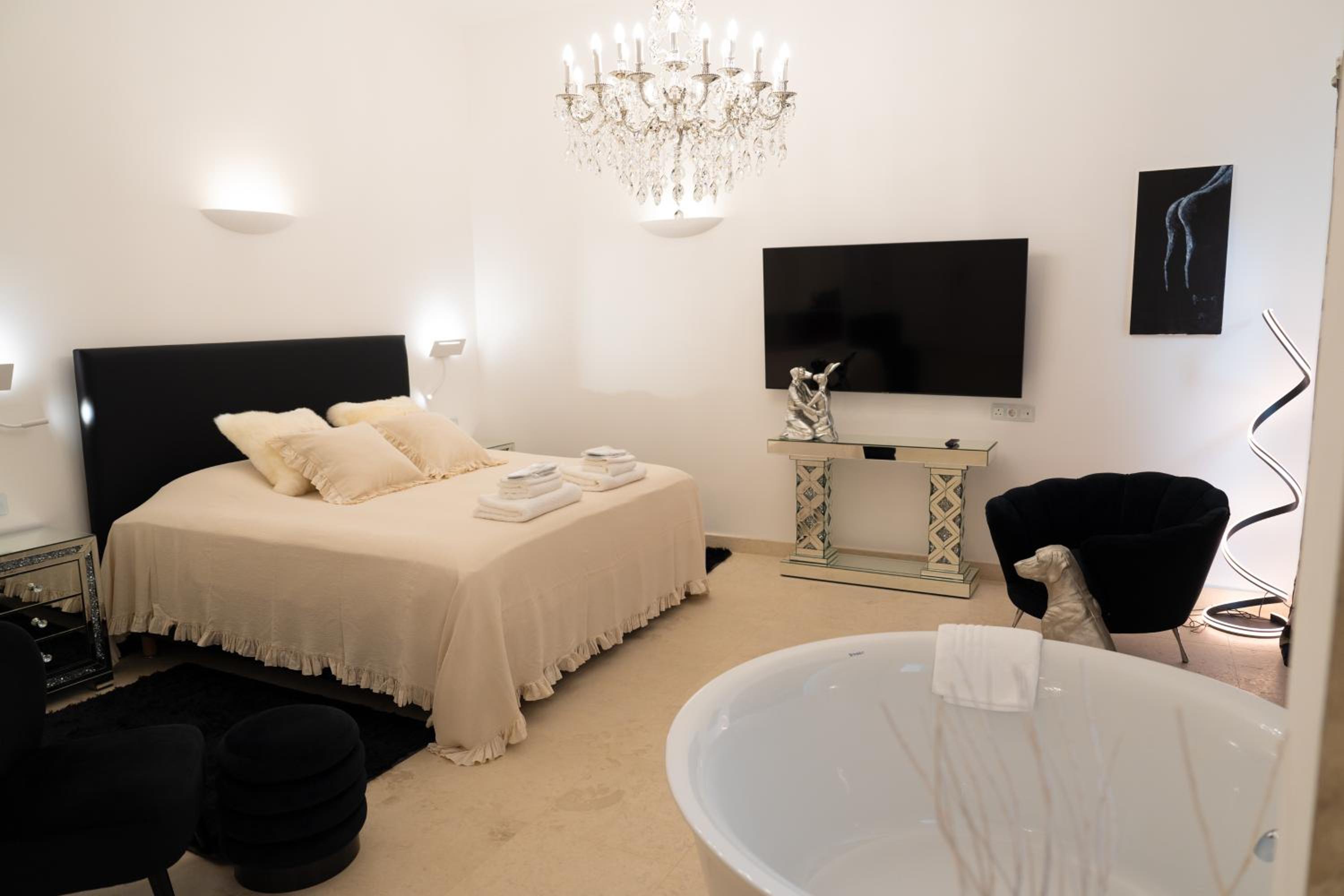 Deluxe Double Room with Bath - Photo 19