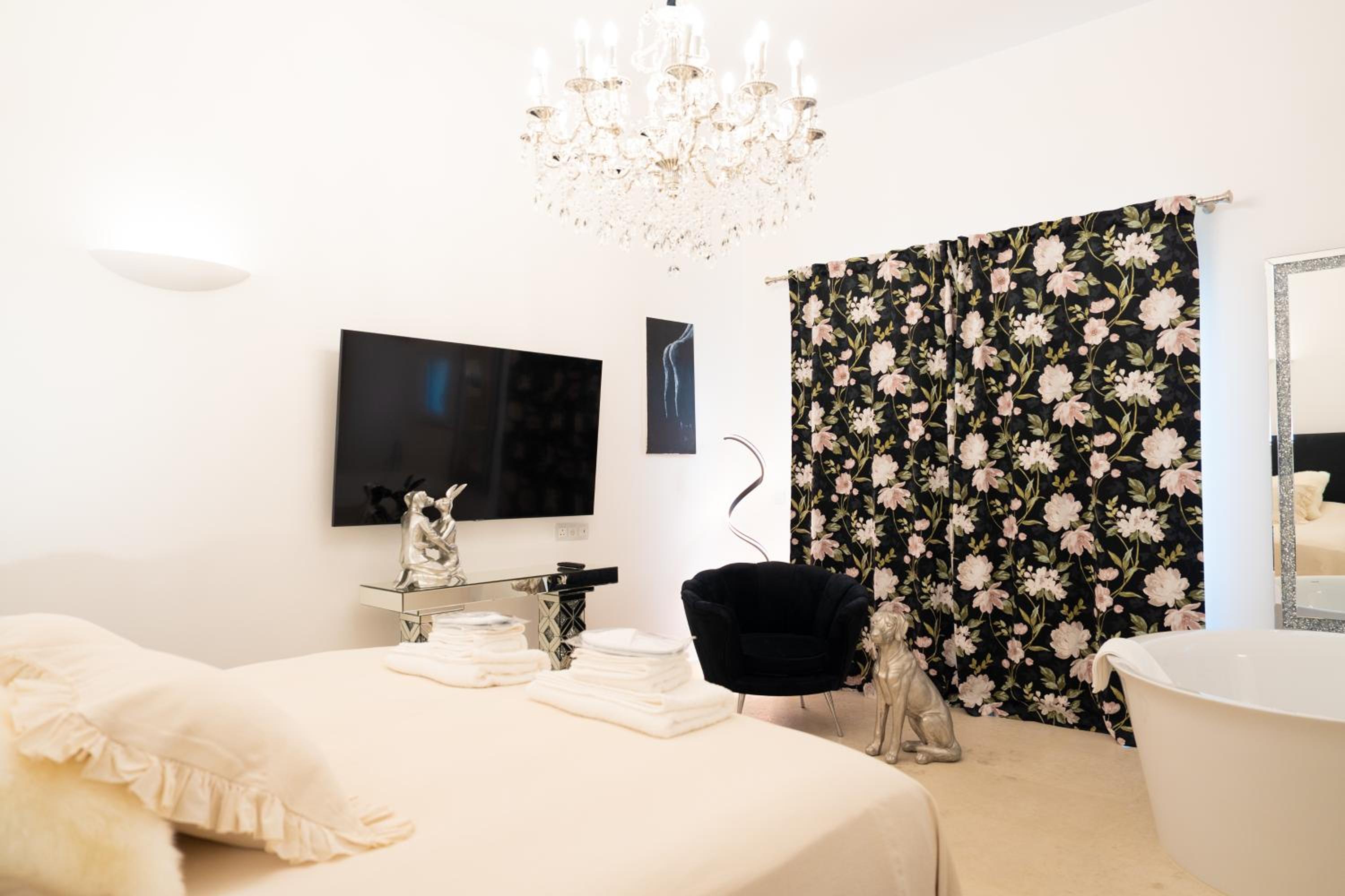 Deluxe Double Room with Bath - Photo 18