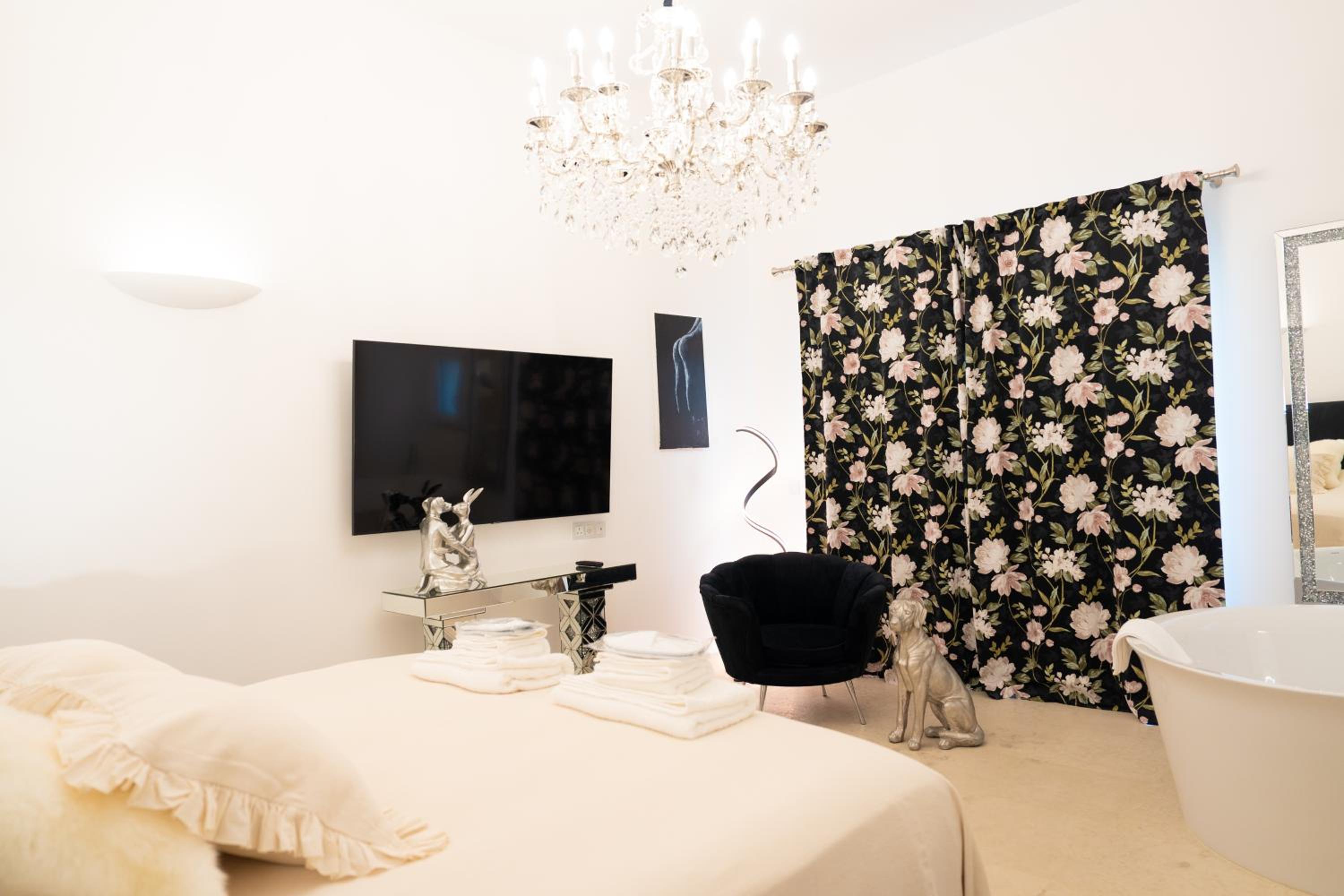 Deluxe Double Room with Bath - Photo 3