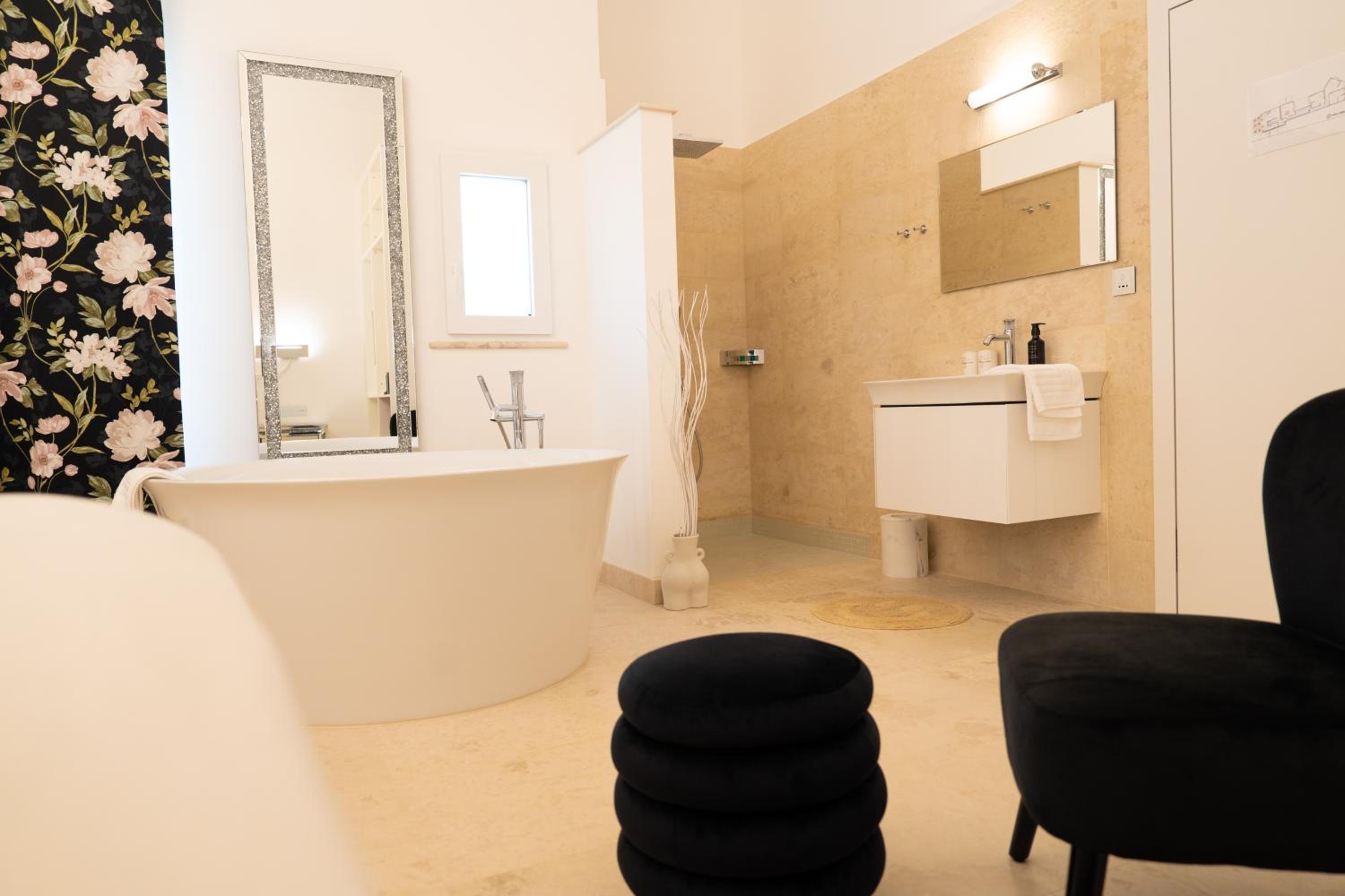 Deluxe Double Room with Bath - Photo 17
