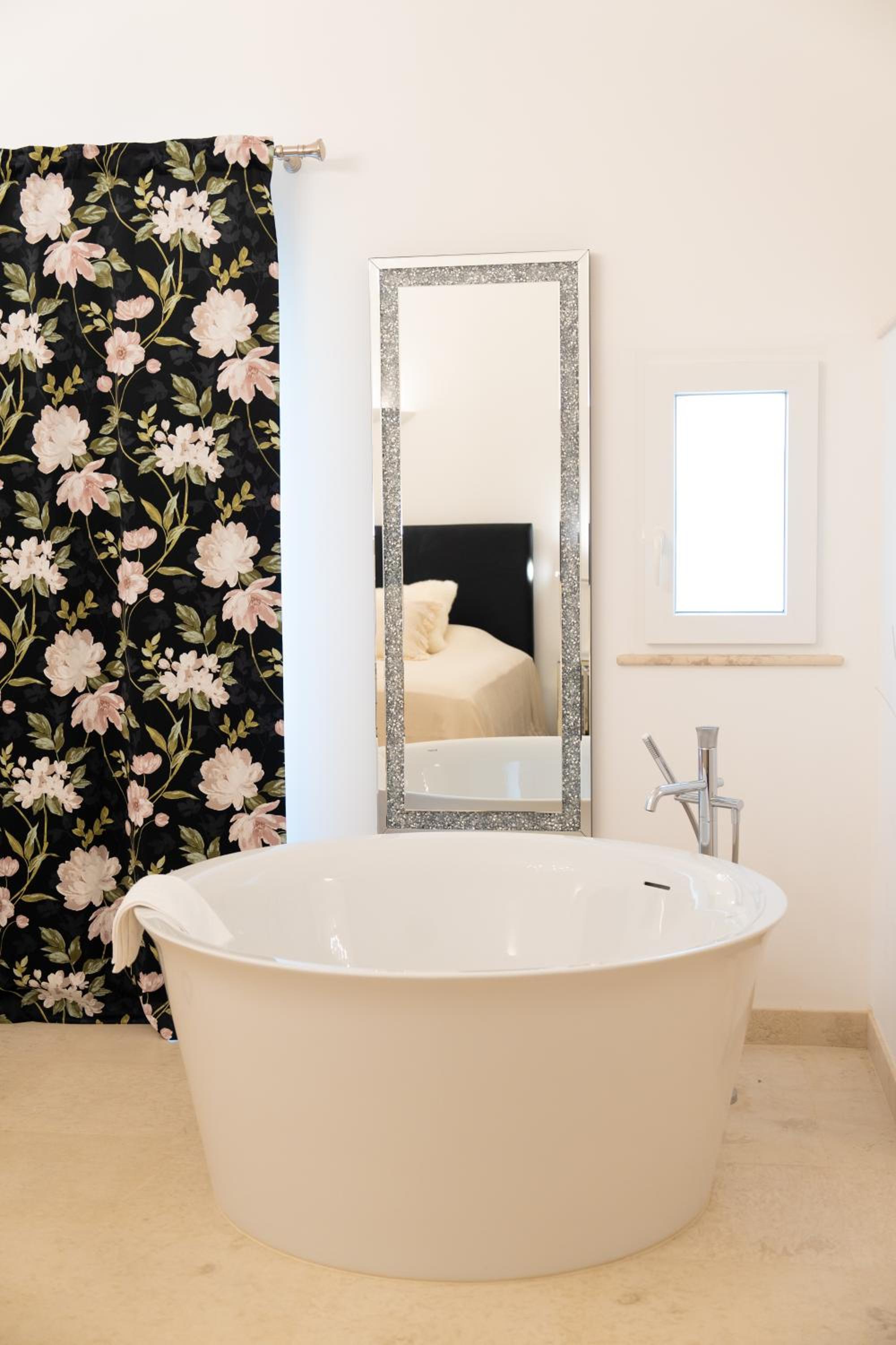 Deluxe Double Room with Bath - Photo 5