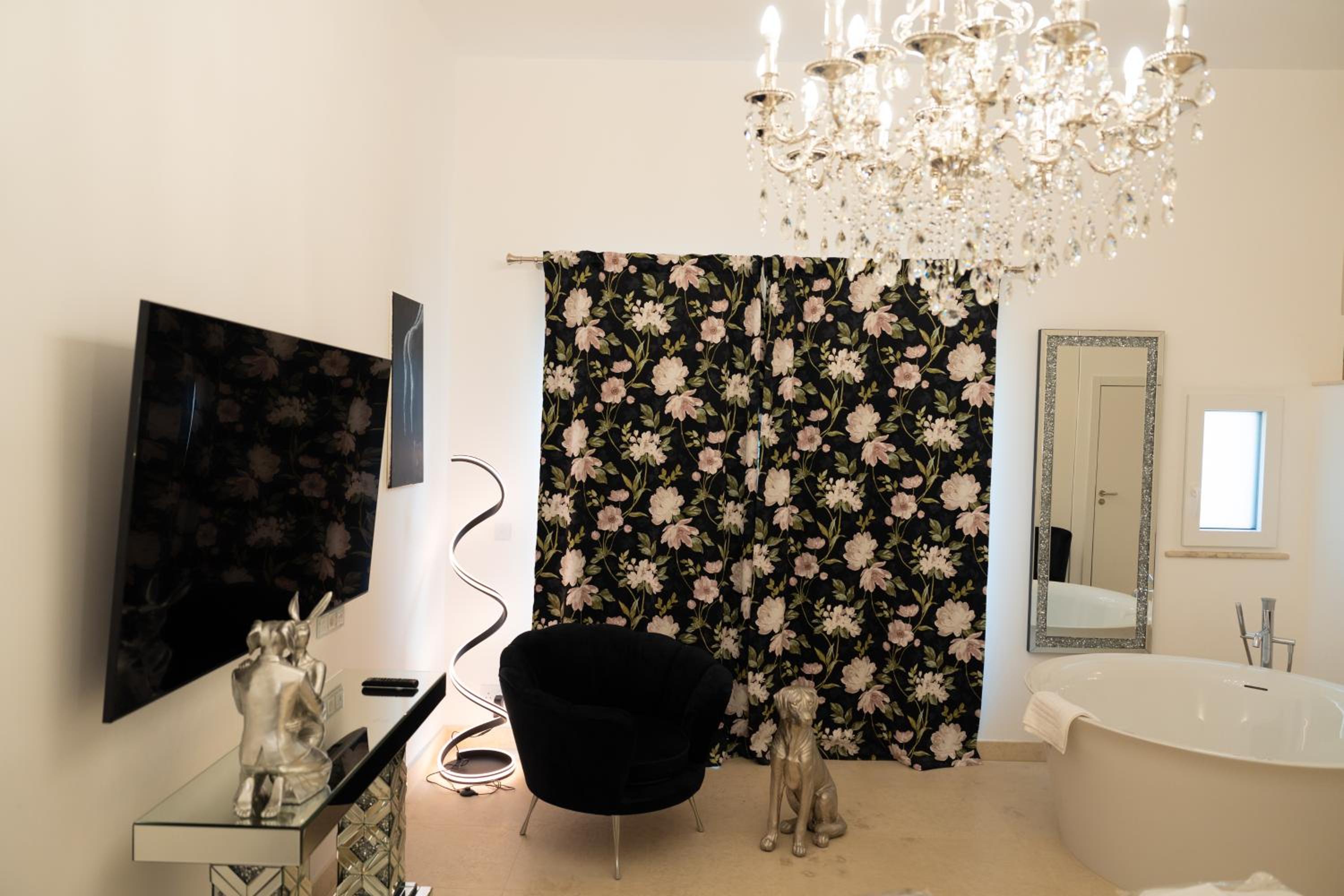 Deluxe Double Room with Bath - Photo 6