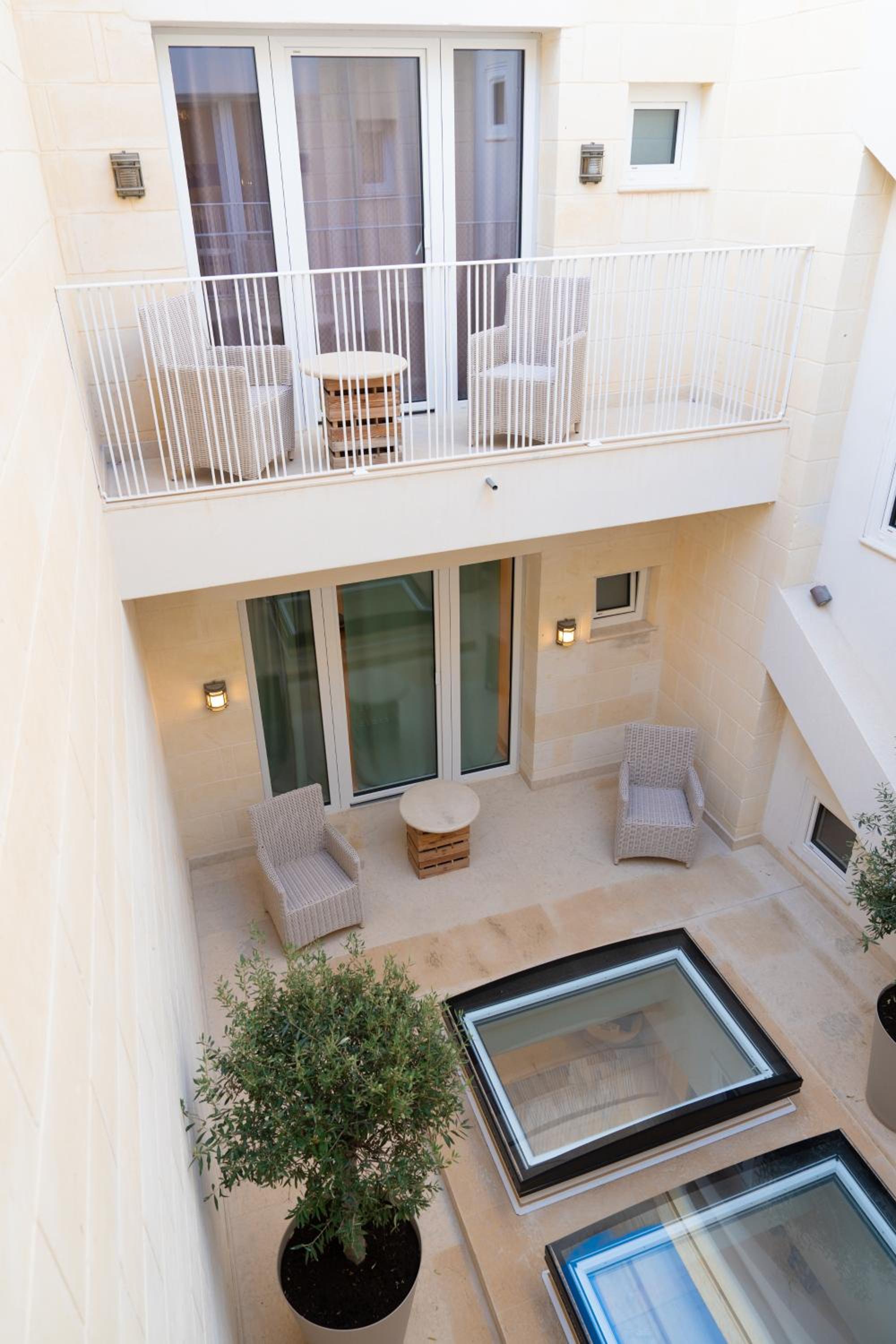 Deluxe Double Room with Bath - Photo 7