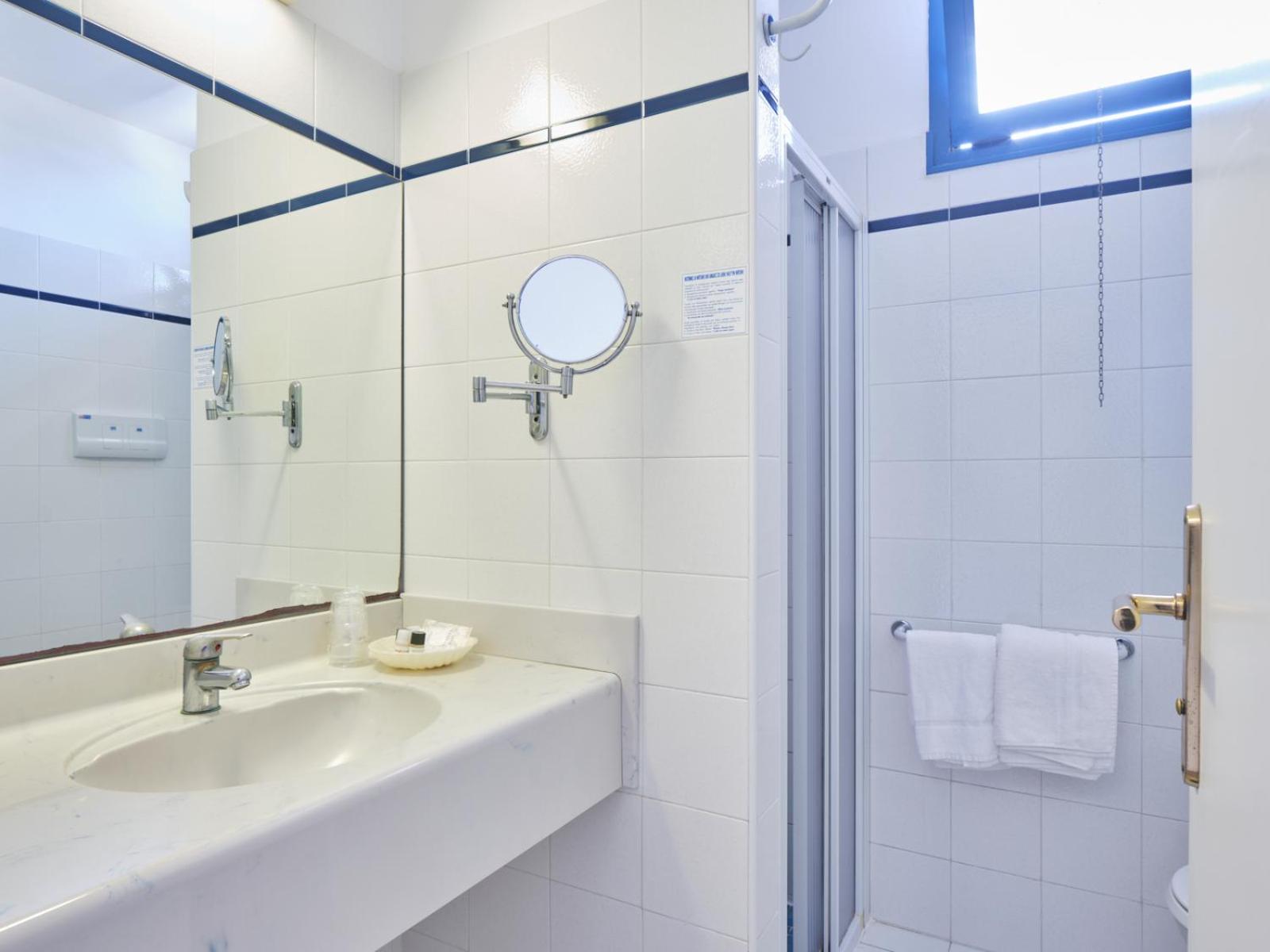 Deluxe Quadruple Room with Lateral Sea View