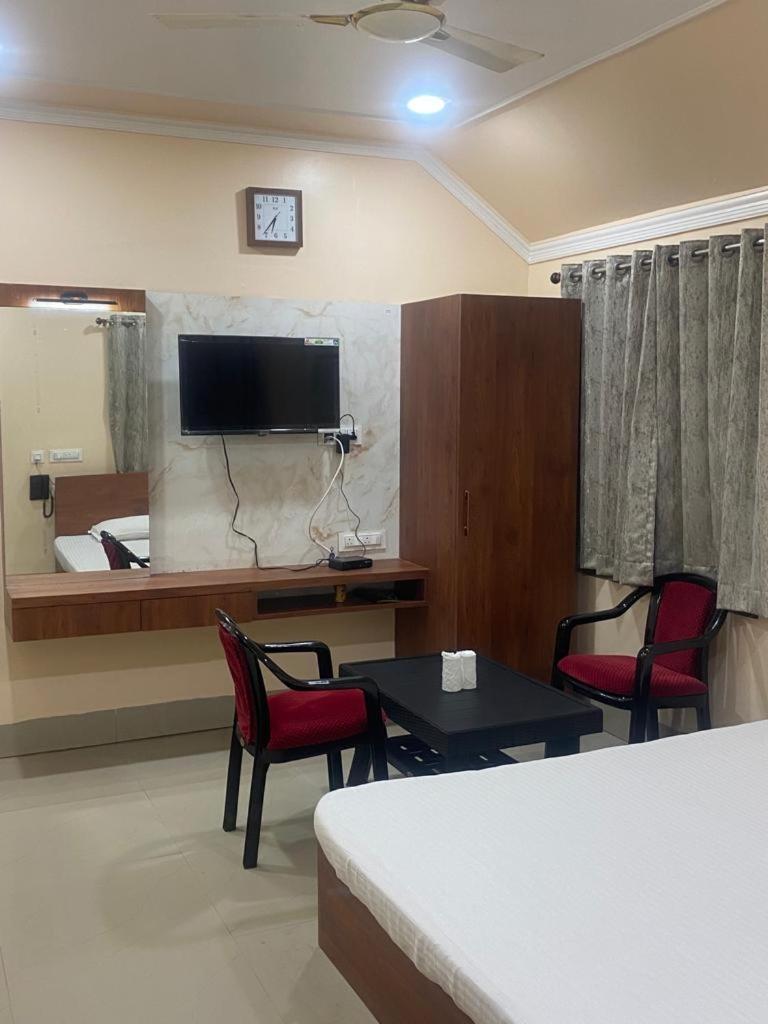 Deluxe Double Room (2 Adults + 1 Child)