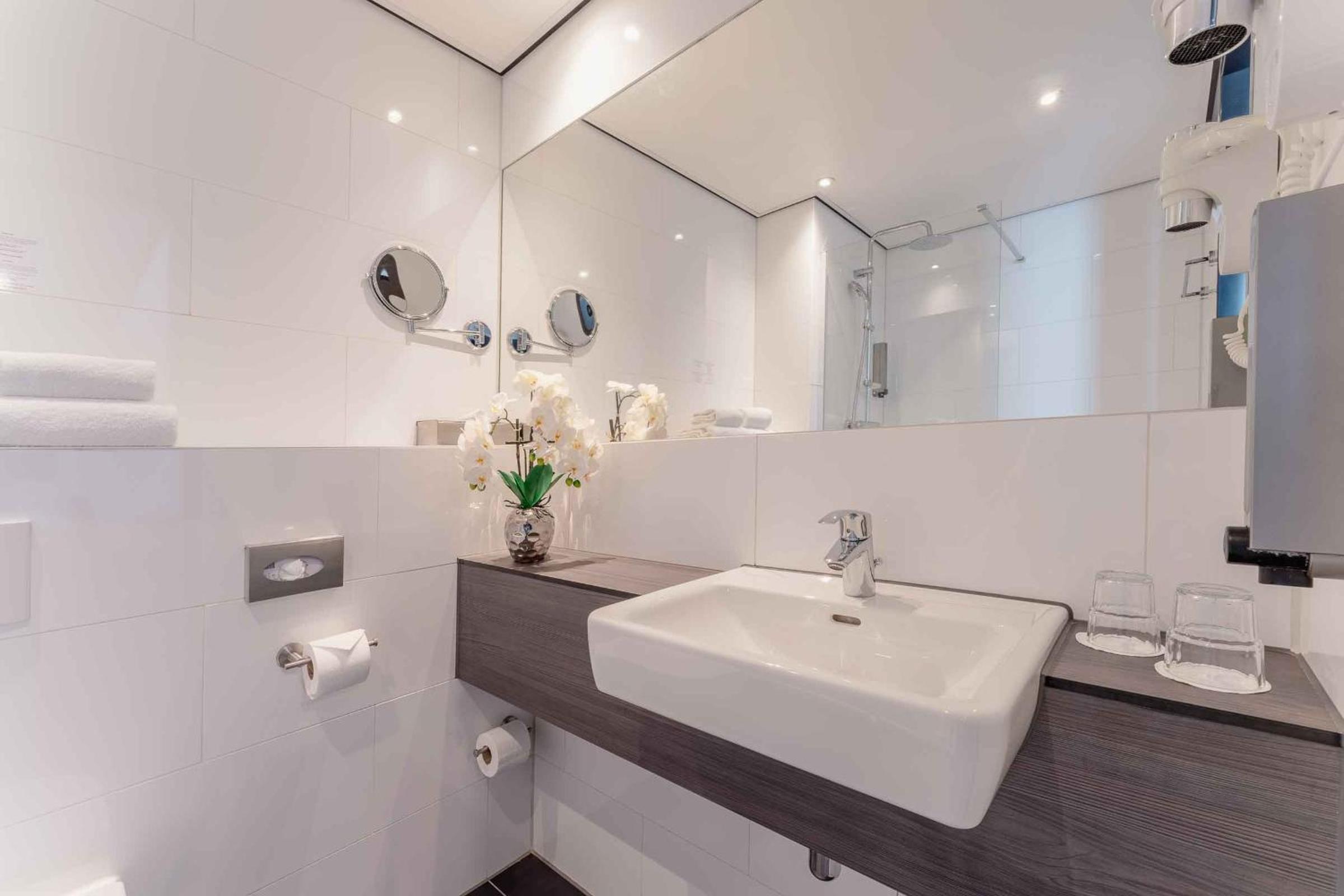 Comfort Twin Room with Kitchenette - Photo 9