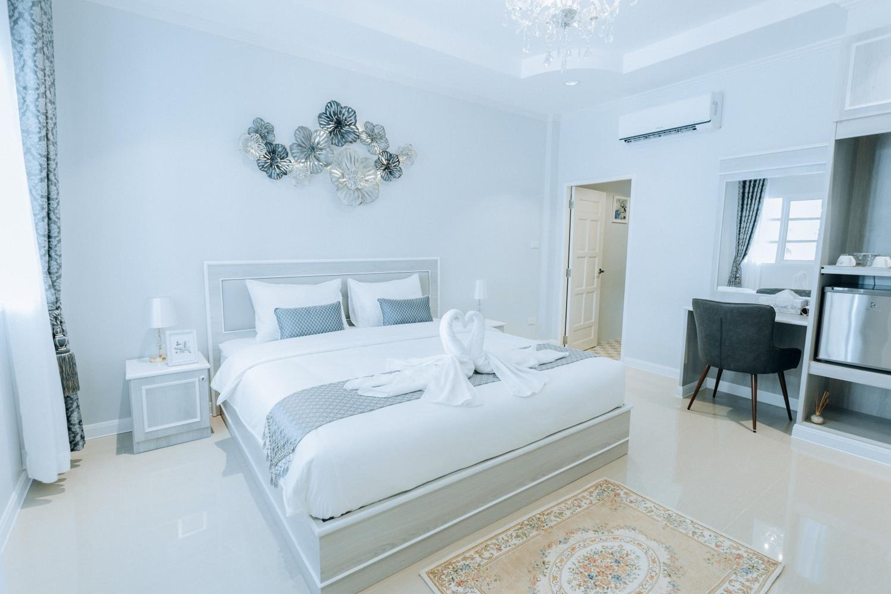 Deluxe King Room photo 2