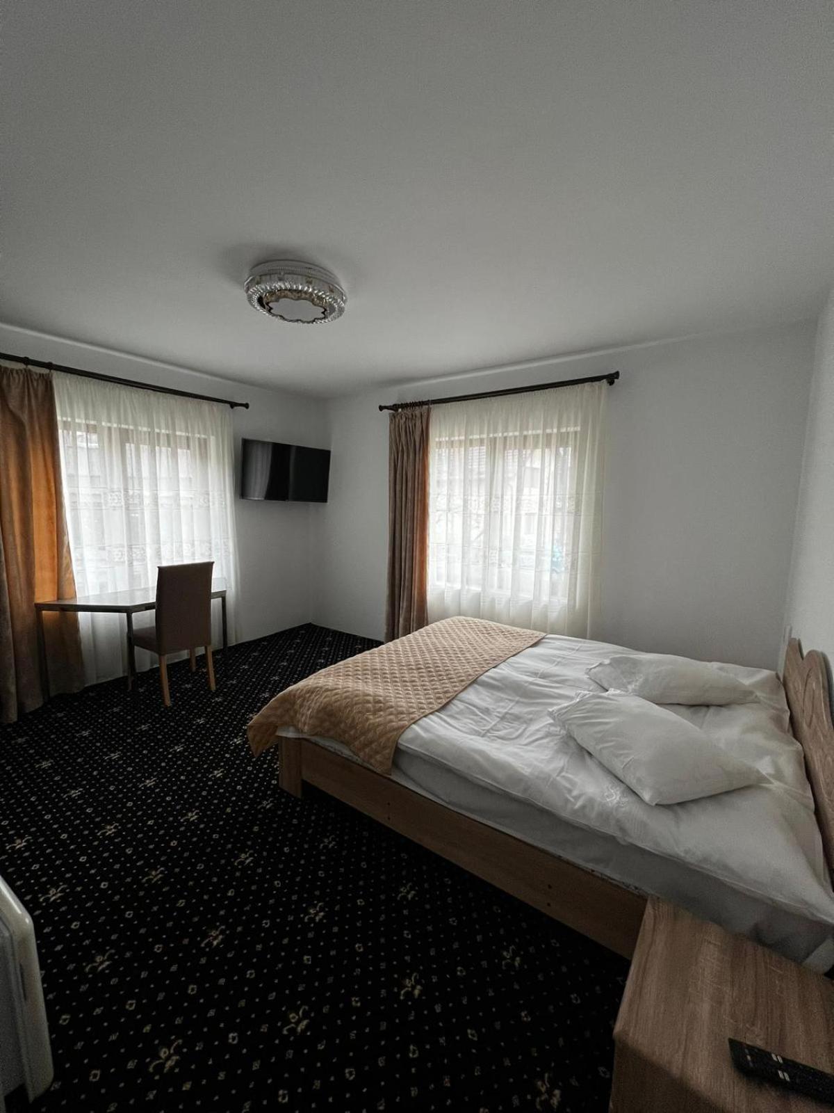 Large Double Room - Photo 3