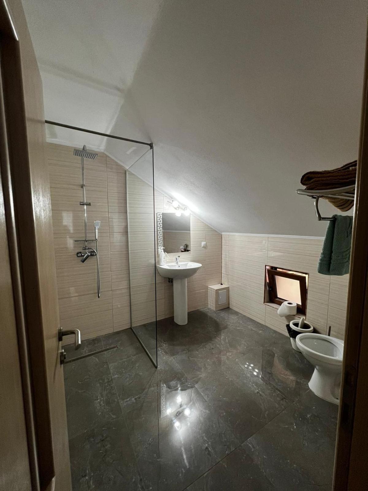 Deluxe Double or Twin Room - Photo 6