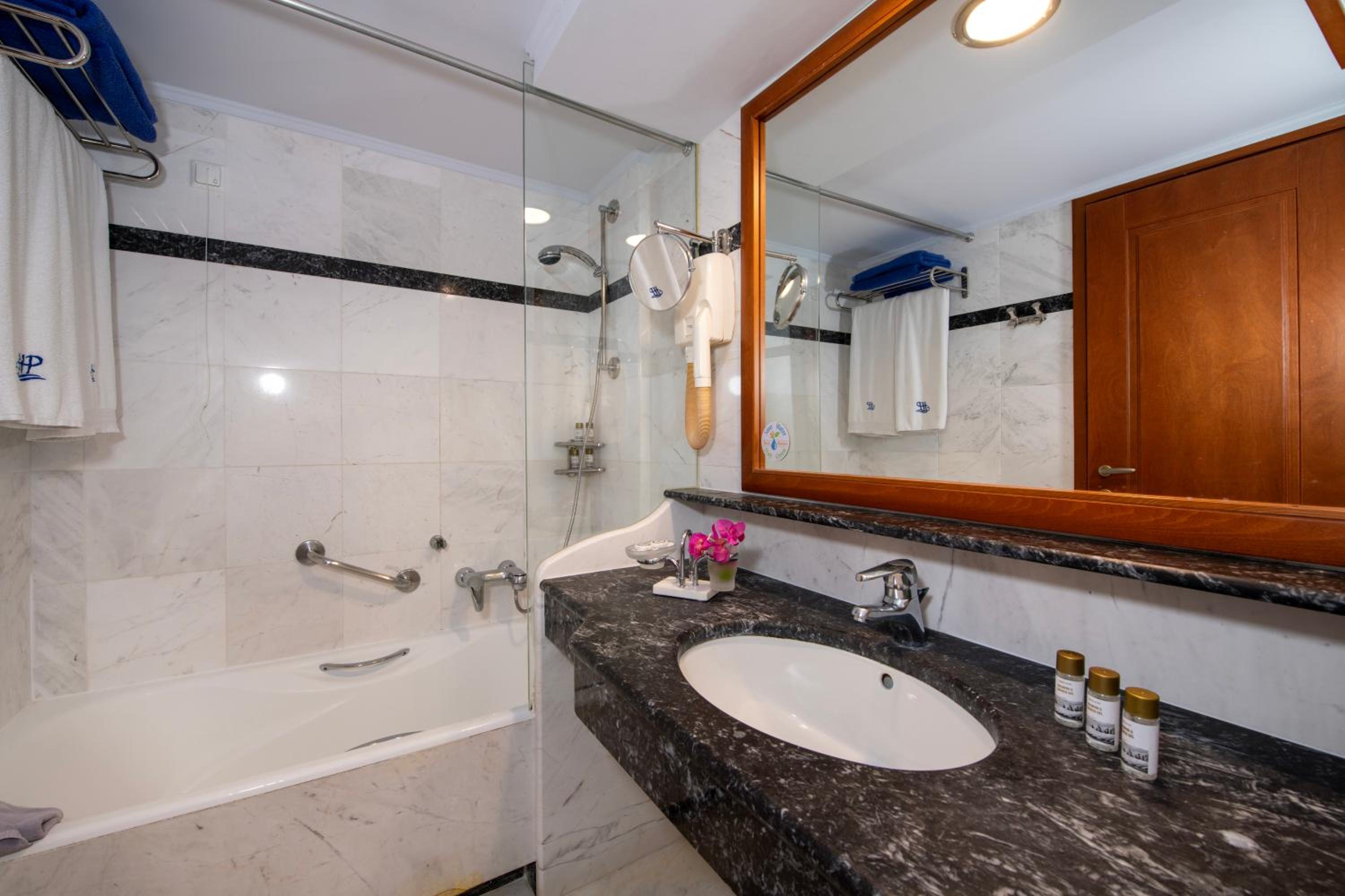 Standard Double or Twin Room with Side Sea View photo 2