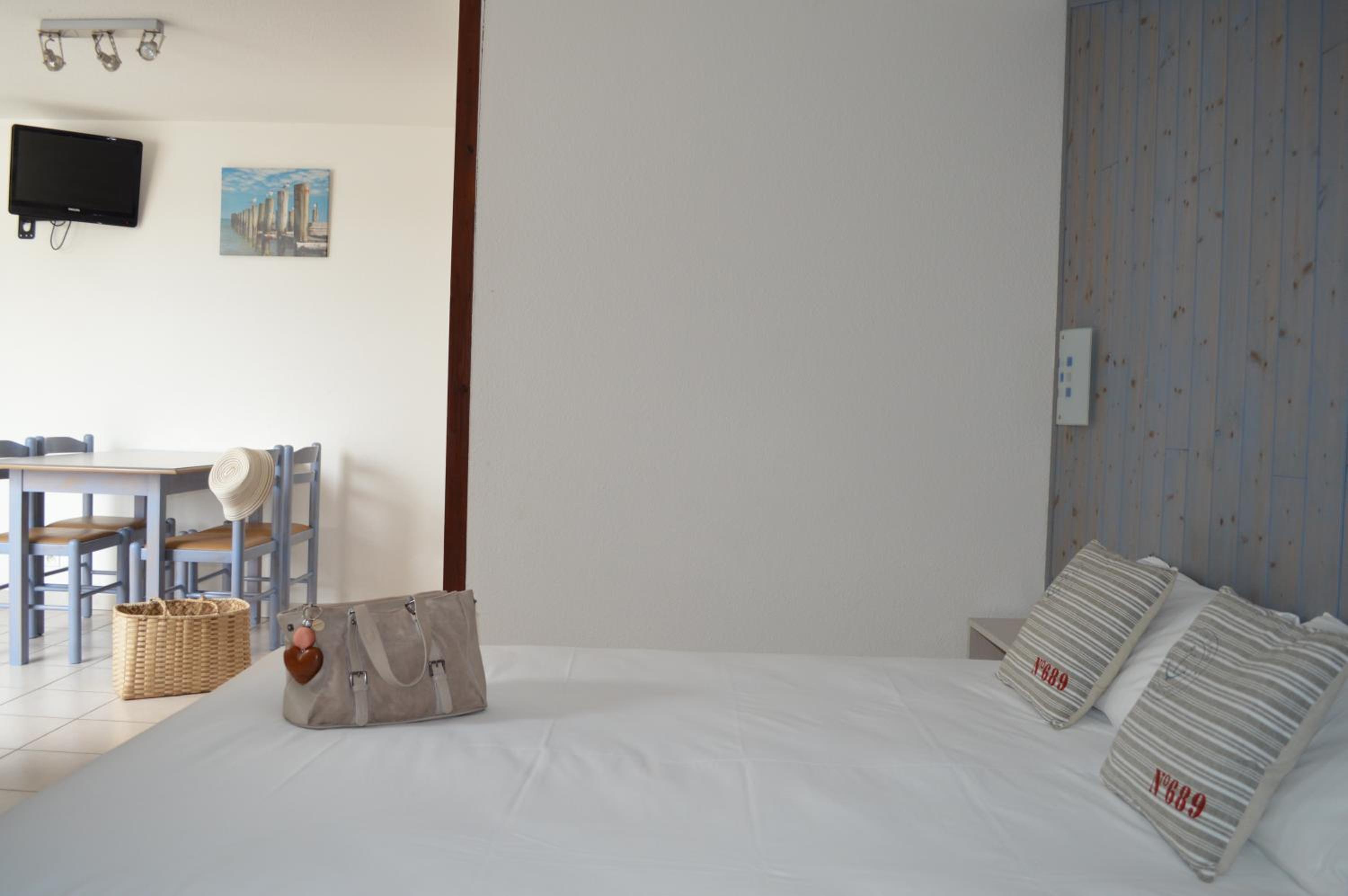 Studio (2 Adults + 2 Children)