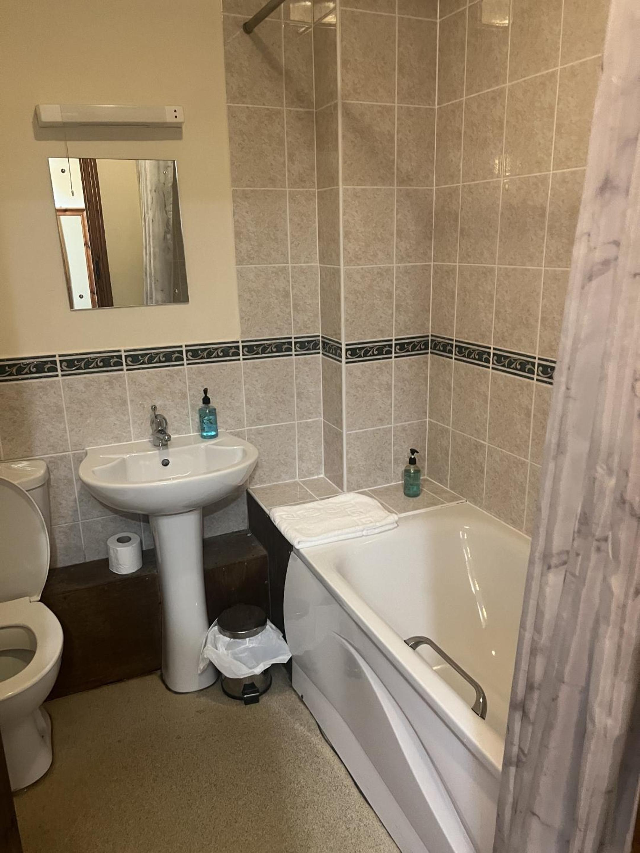 Twin Room with Private Bathroom - Photo 2