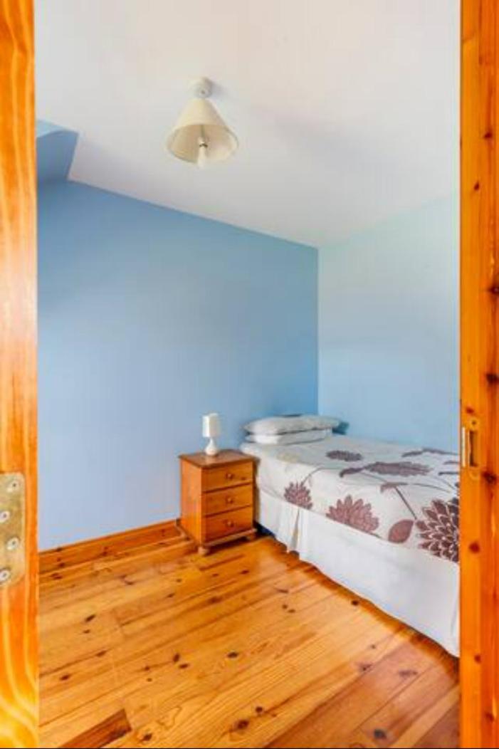 Five-Bedroom House photo 1