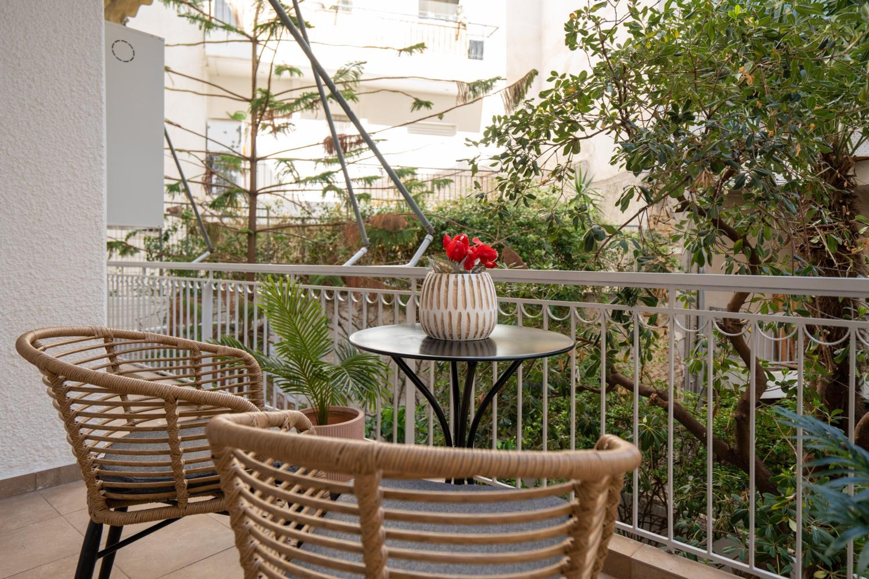 Apartment with Balcony photo 3