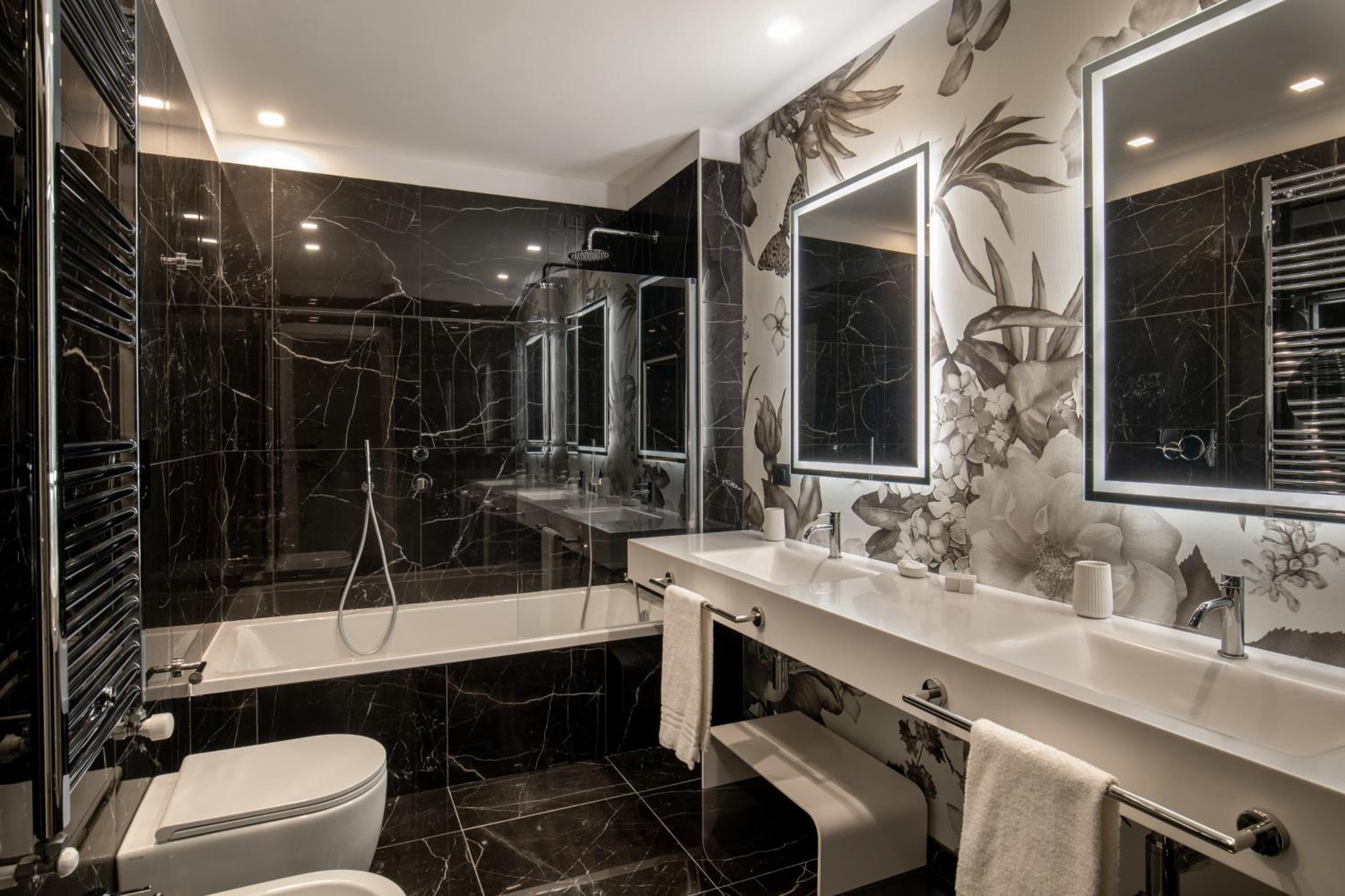Deluxe Double or Twin Room with City View photo 2