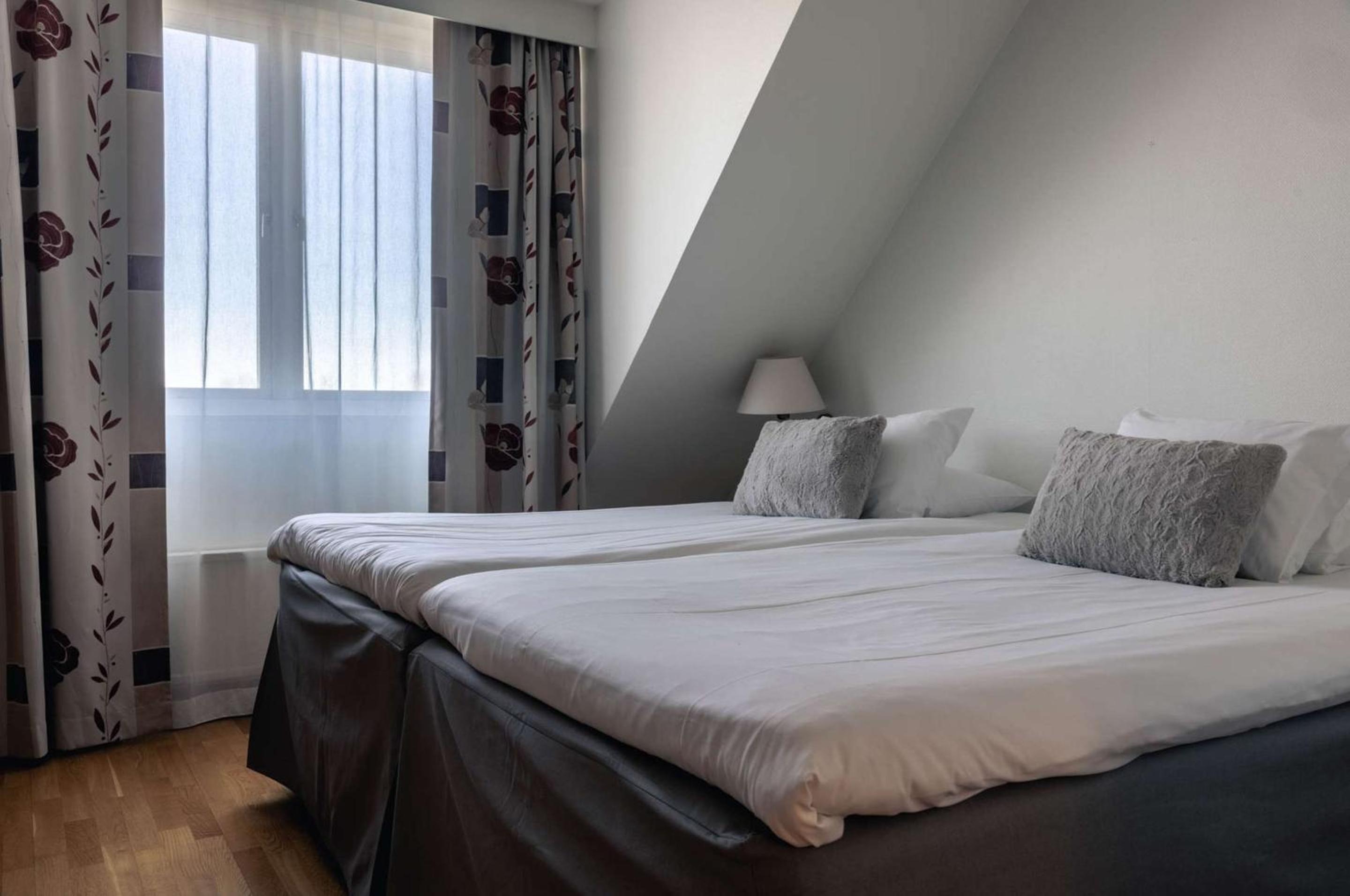 Standard Double Room with Two Single Beds - Non-Smoking - Photo 12